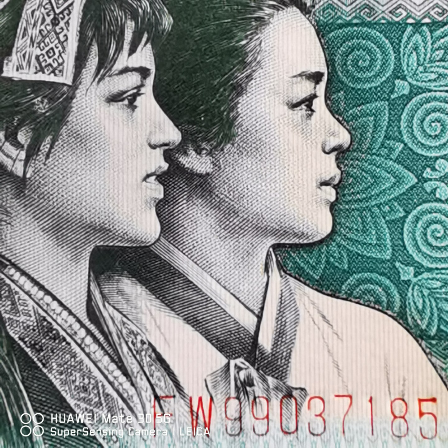 千家老金专利精品！钱坤最新出炉的个性标～妙笔云山爱一生！形态异常的飘逸，隽秀。既像是云翻雾幻的天成之作，又像是大师提笔的一气呵成！横看像写意书法～山，又像阿拉伯数字213～爱一生。竖看又像是水墨丹青的～了字！如此灵动的云山，如此灵异的漏墨，如此灵犀的爱一生～不了情，已经深深印刻在人们的心中！ 再拍几张8002梅花篆印，梅花银扣姐妹花！栩栩如生，篆字生花！ 众里寻她千百度，却见梅花篆字印在美女发簪处！梅花银扣的姐妹花，梅花篆印，每一张都是方印，每一方都像篆刻着生动的象形文字，每一方还不尽相同，可以说张张是孤品！仅有一刀，越拍越少，越拍越觉得珍贵！8002稀有老冠，FW99037185，金光国辉版梅花篆印，绝品裸币单张！！
