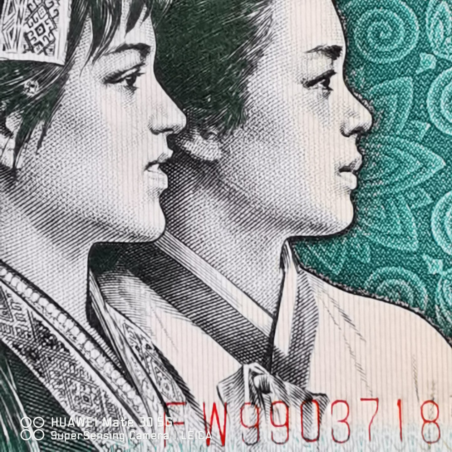 千家老金专利精品！钱坤最新出炉的个性标～妙笔云山爱一生！形态异常的飘逸，隽秀。既像是云翻雾幻的天成之作，又像是大师提笔的一气呵成！横看像写意书法～山，又像阿拉伯数字213～爱一生。竖看又像是水墨丹青的～了字！如此灵动的云山，如此灵异的漏墨，如此灵犀的爱一生～不了情，已经深深印刻在人们的心中！ 再拍几张8002梅花篆印，梅花银扣姐妹花！栩栩如生，篆字生花！ 众里寻她千百度，却见梅花篆字印在美女发簪处！梅花银扣的姐妹花，梅花篆印，每一张都是方印，每一方都像篆刻着生动的象形文字，每一方还不尽相同，可以说张张是孤品！仅有一刀，越拍越少，越拍越觉得珍贵！8002稀有老冠，FW99037182，金光国辉版梅花篆印，绝品裸币单张！！