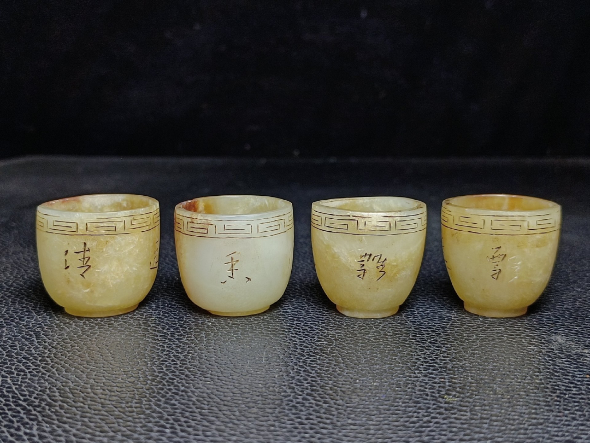 和田玉雕刻玉壶一套，工艺精美，玉质细腻油润，品相完美，细节如图