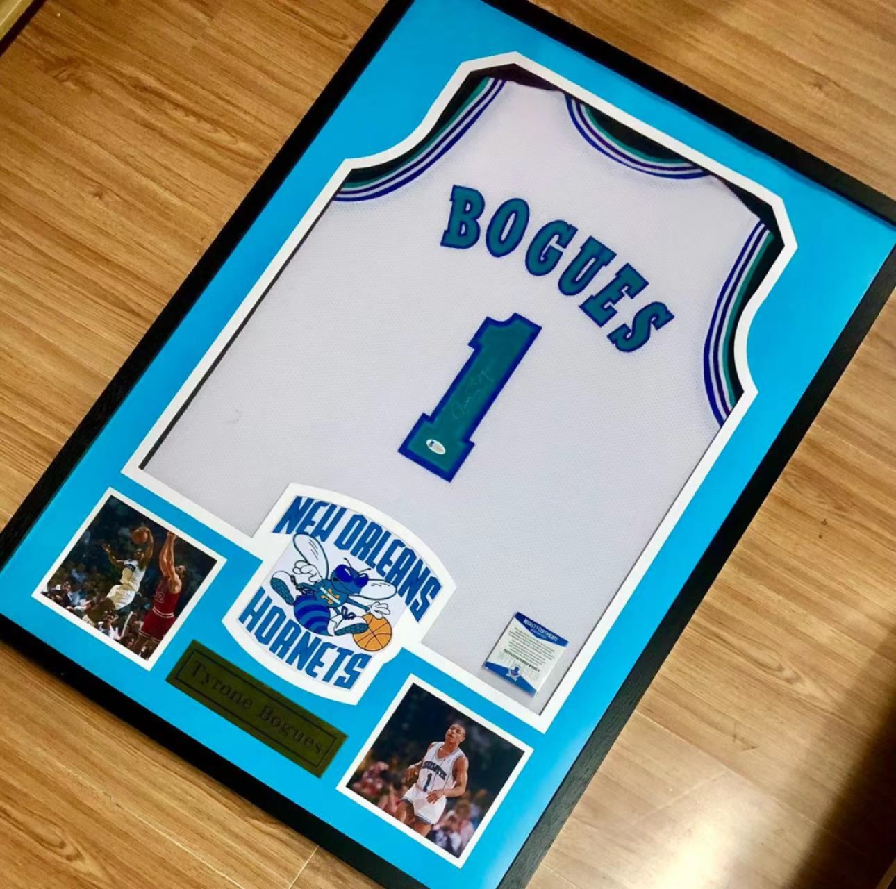 零元拍：NBA历史最矮球员 小虫博格斯签字球衣带装裱框 与乔丹出演《空中大灌篮》BGS/BAS公司亲笔签名鉴定认证标+证书。