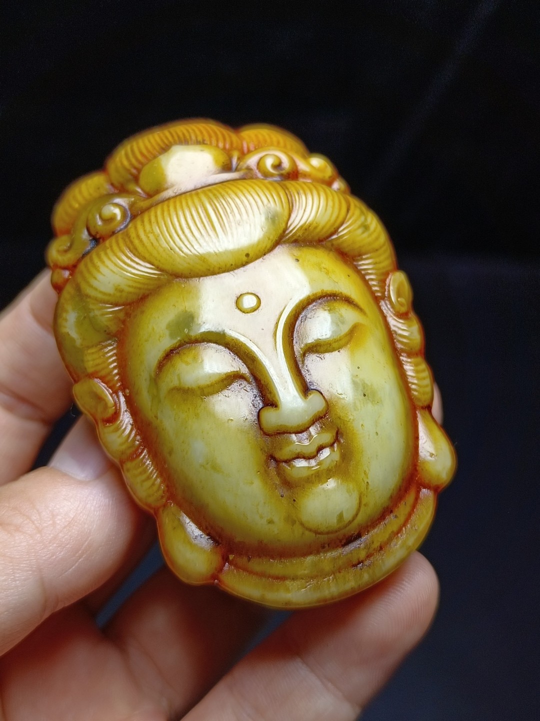 和田玉佛首吊坠，工艺精美，玉质细腻油润，细节如图
