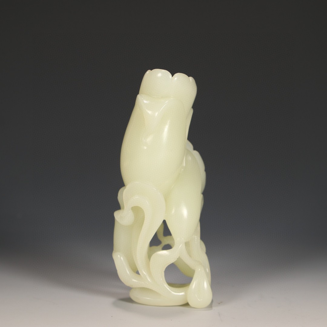 和田玉花插 尺寸:高9.6cm，宽4.3cm，厚3cm，重106g