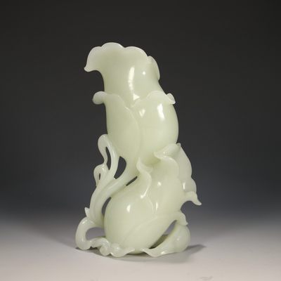 和田玉花插 尺寸:高14.9cm，宽9.4cm，厚4.1cm，重322g - 和田玉花插 尺寸:高14.9cm，宽9.4cm，厚4.1cm，重322g