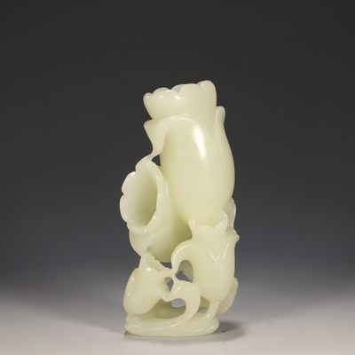和田玉花插 尺寸:高9.6cm，宽4.3cm，厚3cm，重106g - 和田玉花插 尺寸:高9.6cm，宽4.3cm，厚3cm，重106g