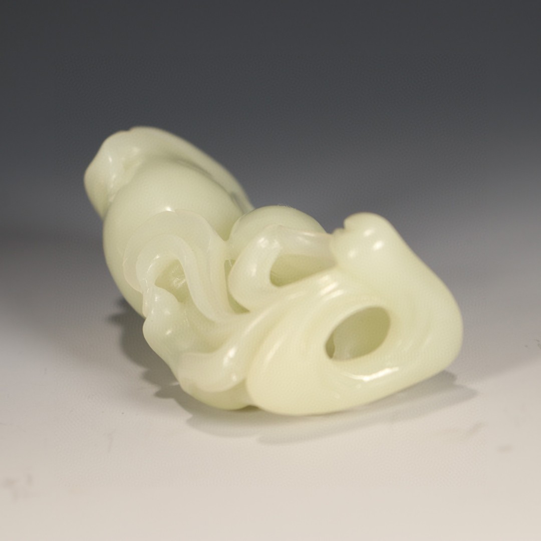 和田玉花插 尺寸:高9.6cm，宽4.3cm，厚3cm，重106g