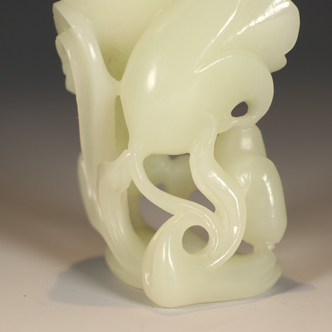 和田玉花插 尺寸:高9.6cm，宽4.3cm，厚3cm，重106g