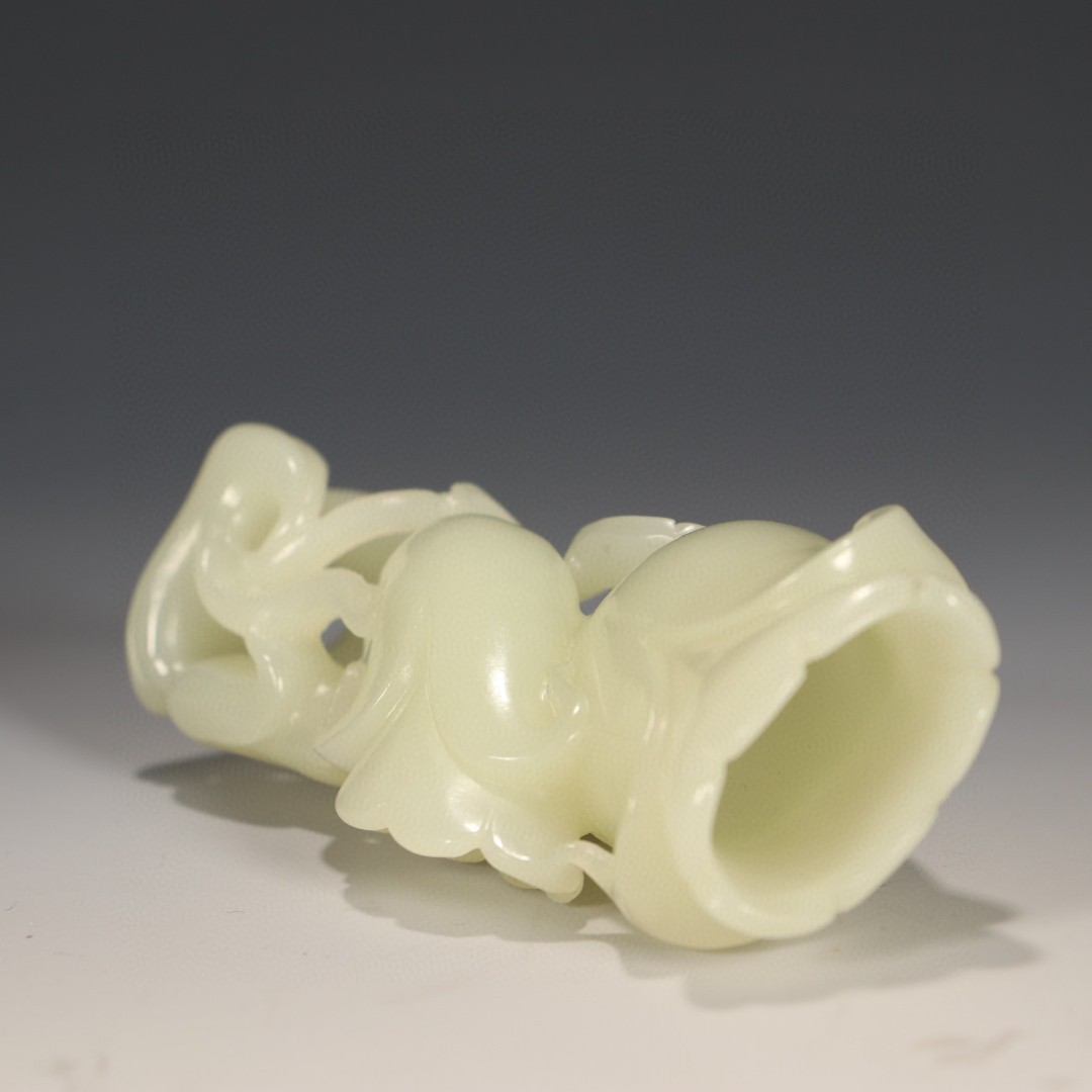 和田玉花插 尺寸:高9.6cm，宽4.3cm，厚3cm，重106g