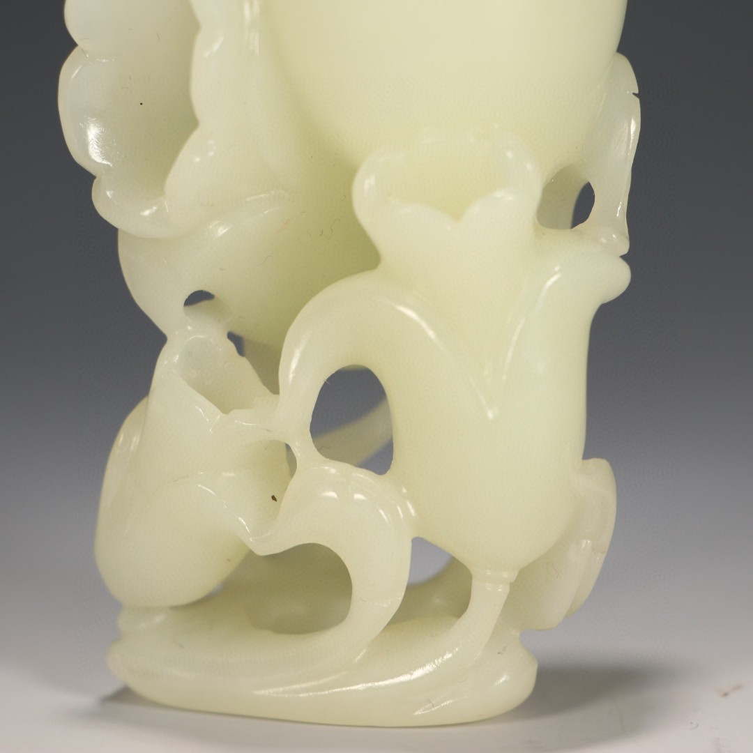 和田玉花插 尺寸:高9.6cm，宽4.3cm，厚3cm，重106g