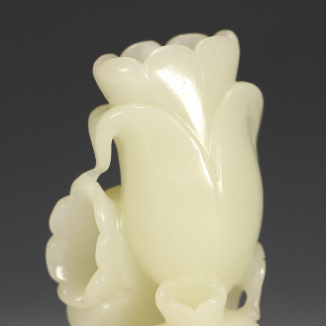 和田玉花插 尺寸:高9.6cm，宽4.3cm，厚3cm，重106g