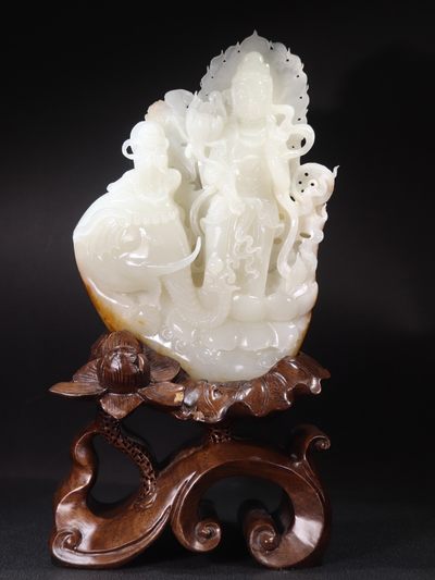 和田玉籽料 观音 玉摆件，规格：不含底座高21.5cm长13.5cm宽4cm 重：1648克 玉质上乘，包浆油润，雕刻观音，刻画生动，工艺精美，玉质细腻，精品， - 和田玉籽料 观音 玉摆件，规格：不含底座高21.5cm长13.5cm宽4cm 重：1648克 玉质上乘，包浆油润，雕刻观音，刻画生动，工艺精美，玉质细腻，精品，