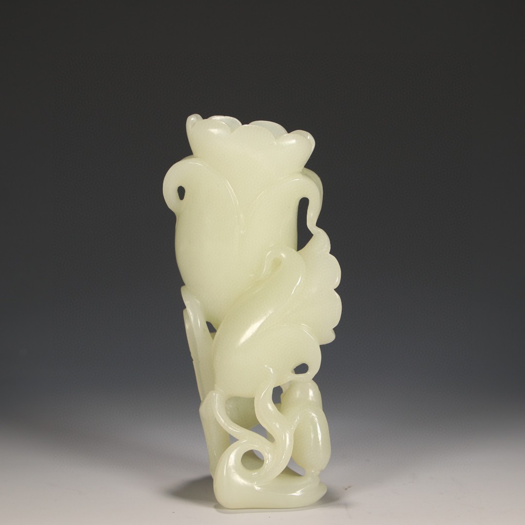 和田玉花插 尺寸:高9.6cm，宽4.3cm，厚3cm，重106g