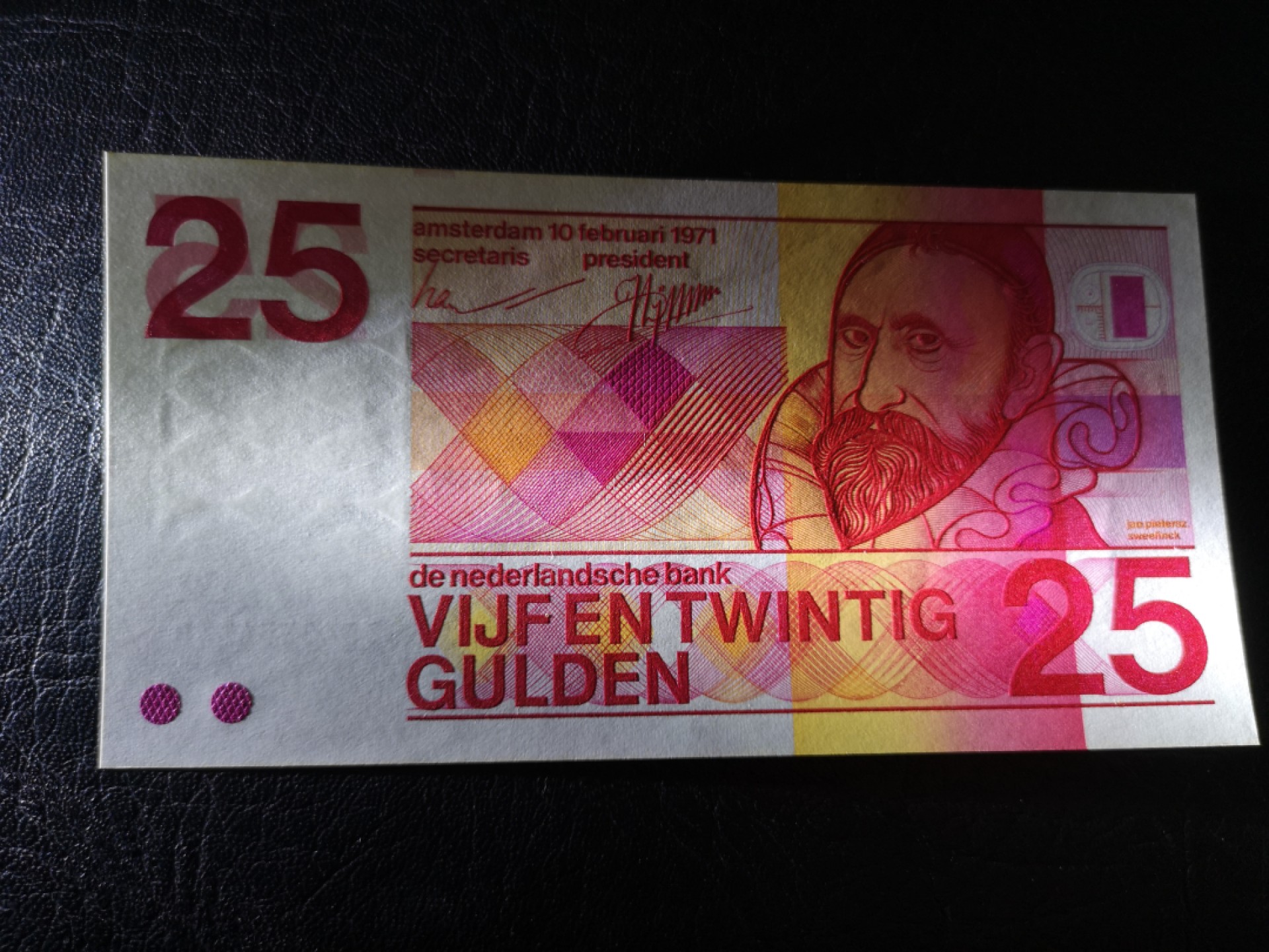 《外钞收藏家》第一百九十三期 1971年荷兰人像版25盾 全新 但是边上荧光有点瑕疵