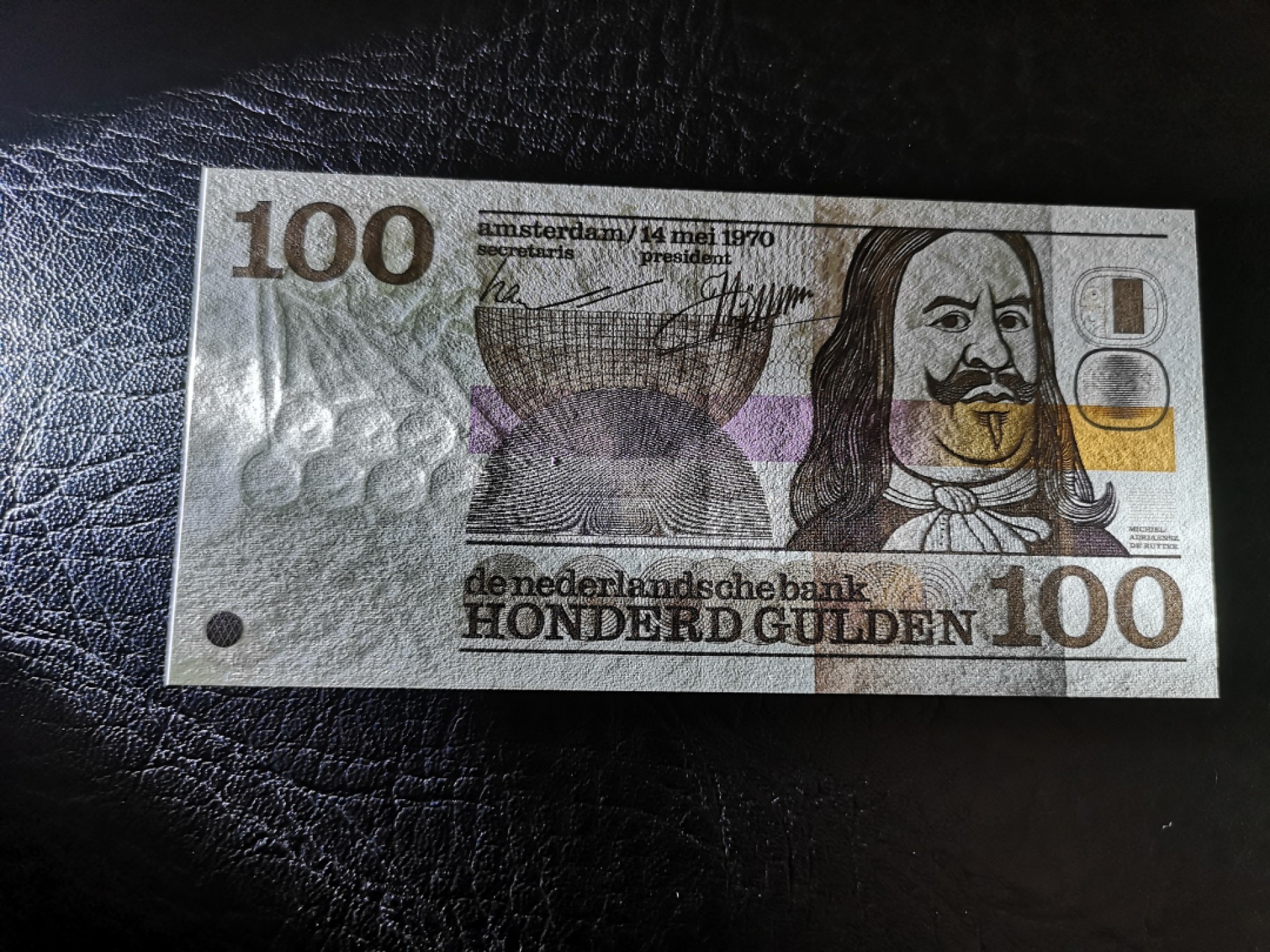 《外钞收藏家》第一百九十三期 1970年荷兰人像版100盾 AU品相 有个暗折