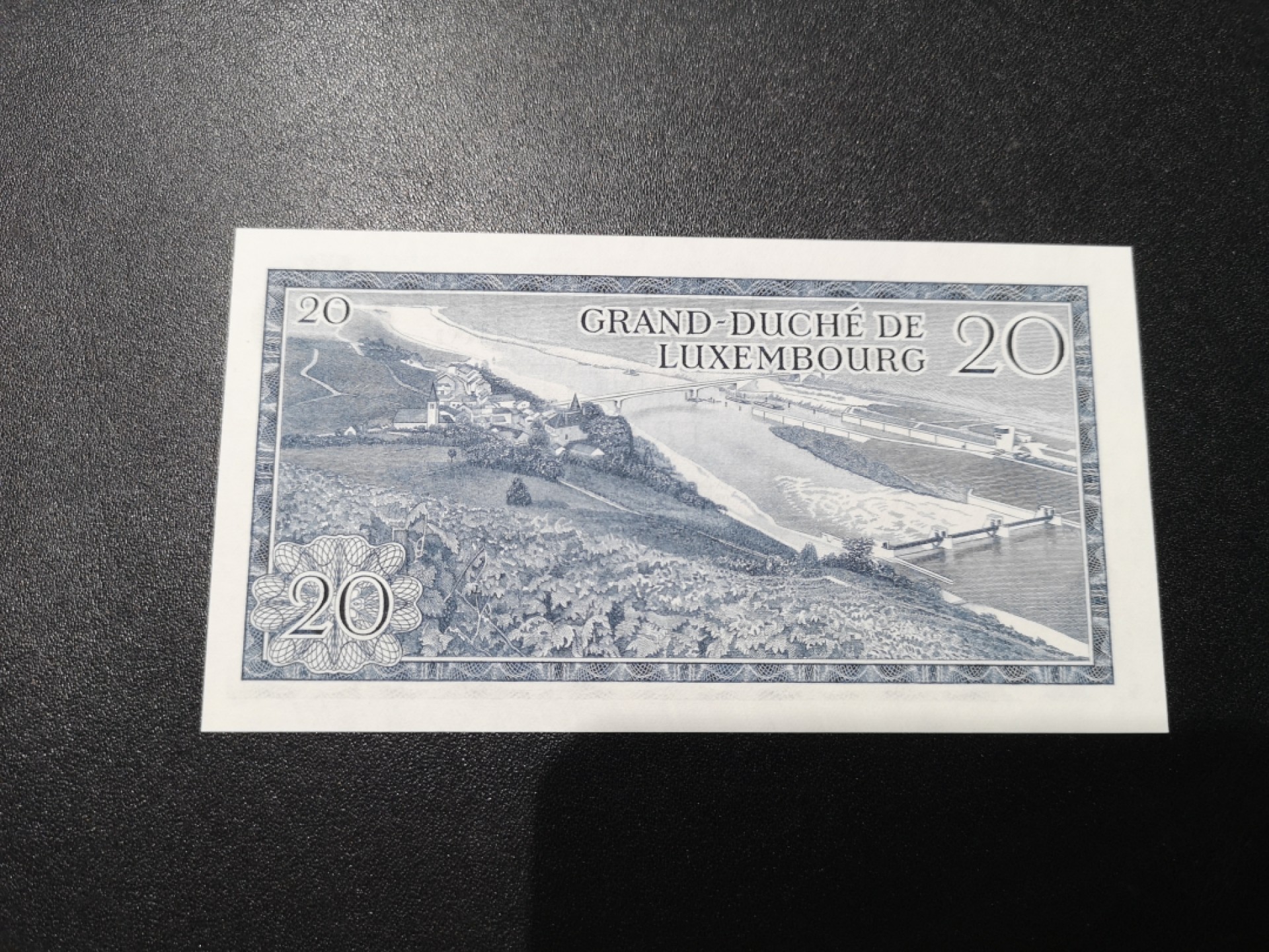 《外钞收藏家》第一百九十三期 卢森堡1966年20法郎 unc