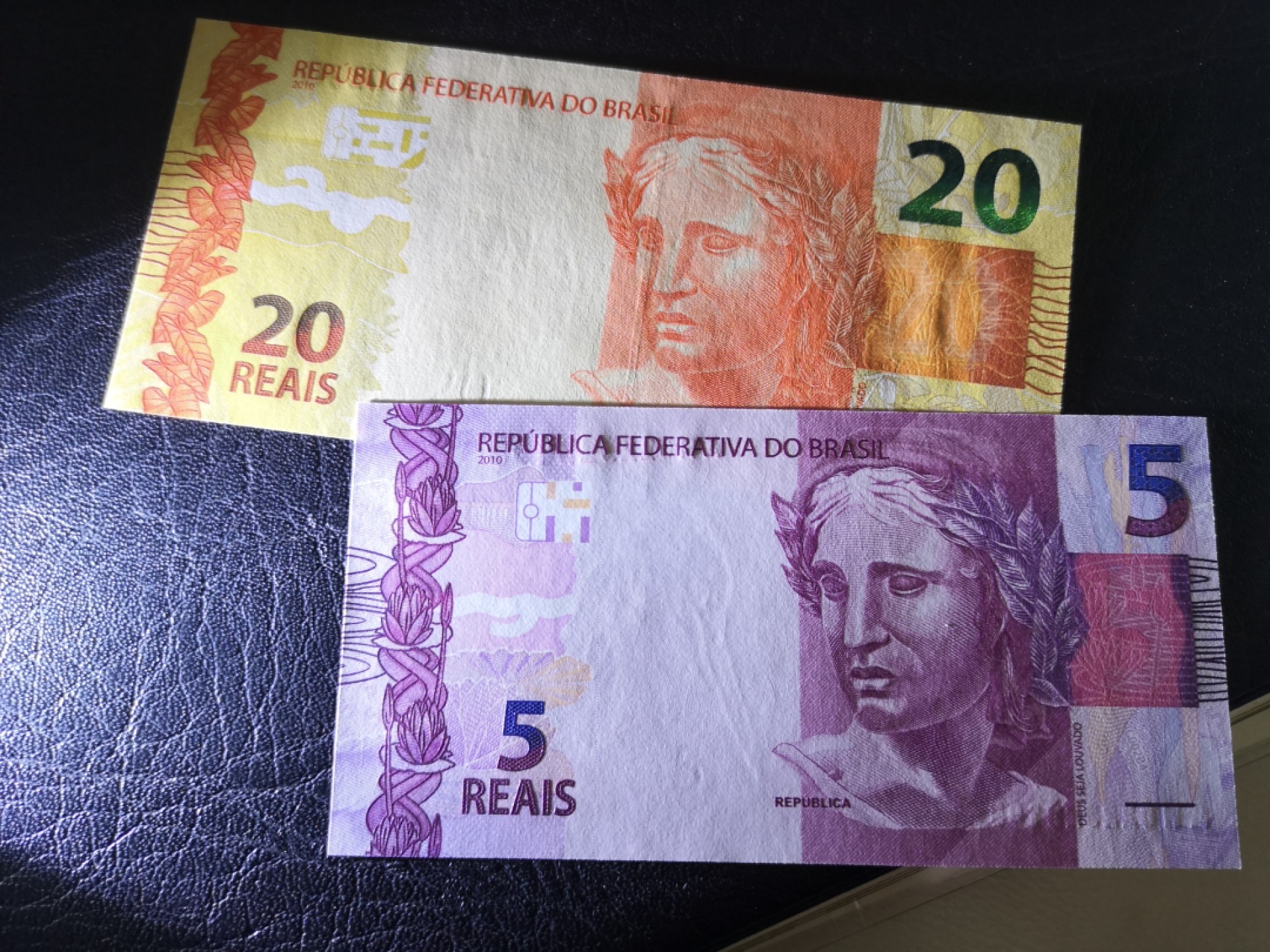 《外钞收藏家》第一百九十三期 巴西5、20两张 尾两同98 全新UNC