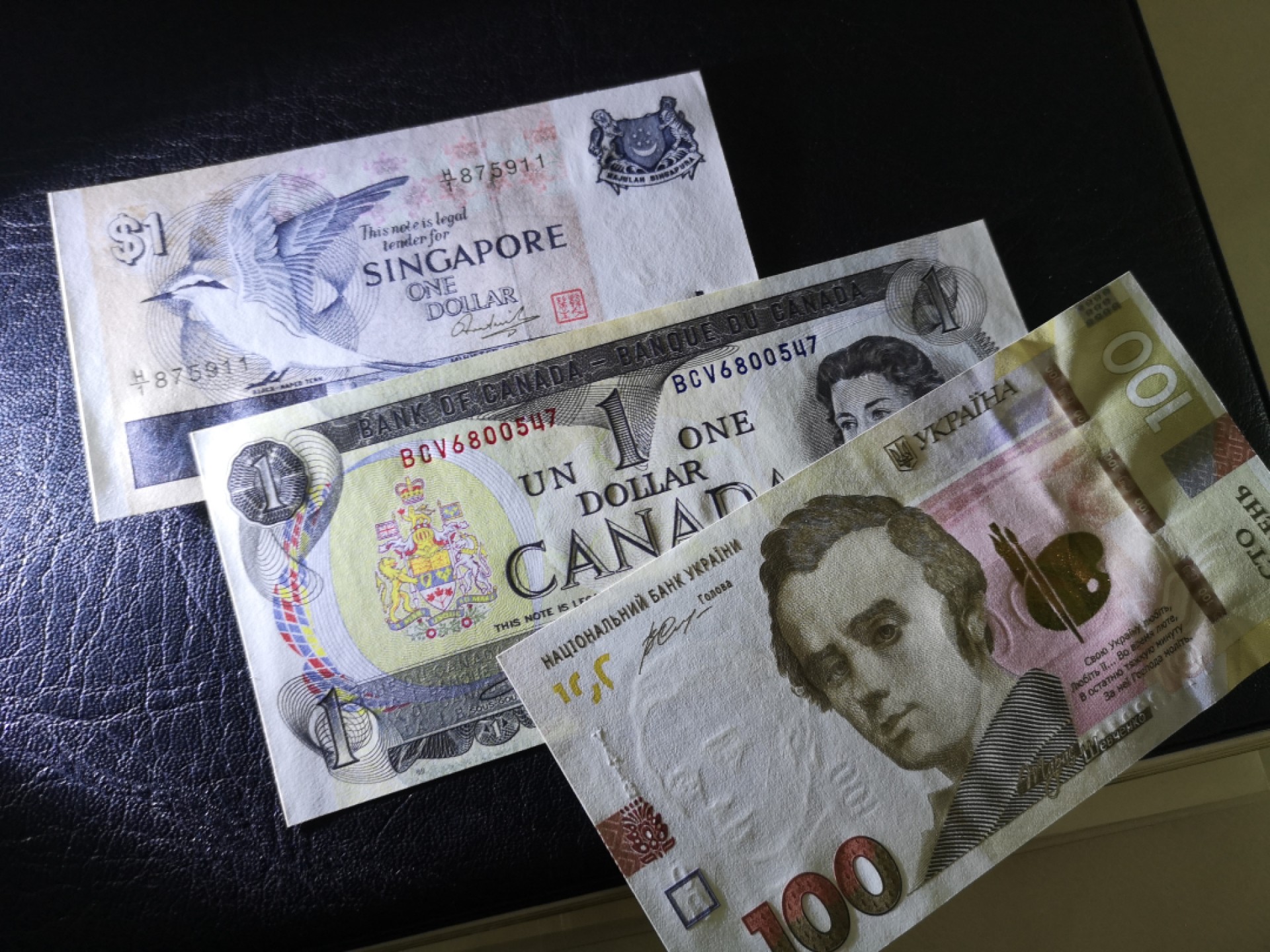 《外钞收藏家》第一百九十三期 新加坡、乌克兰、加拿大三张 近全新 新加坡和加拿大有少许潮