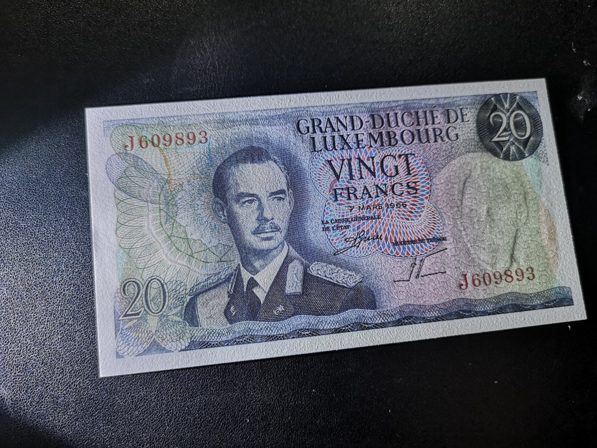《外钞收藏家》第一百九十三期 卢森堡1966年20法郎 unc