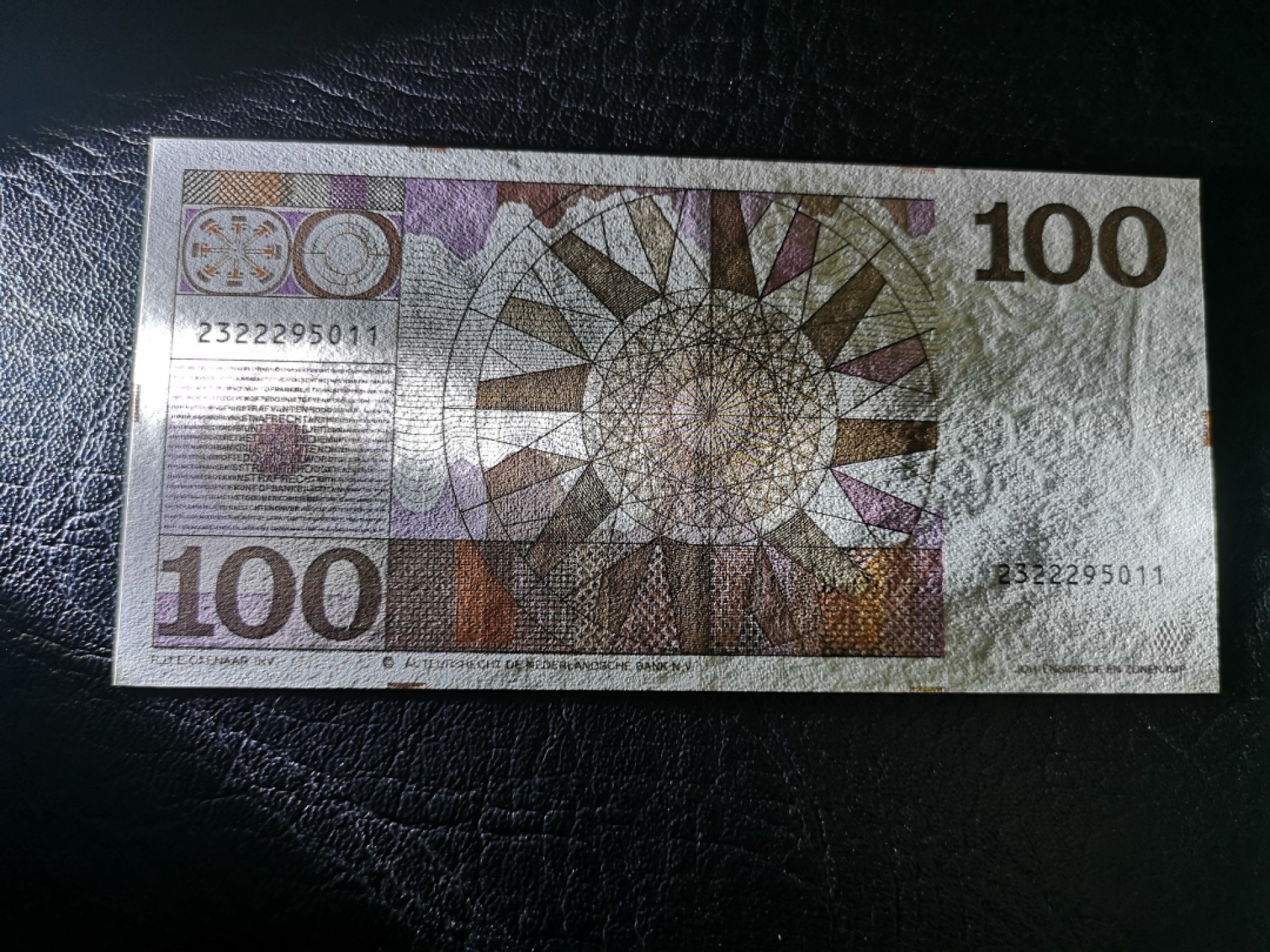 《外钞收藏家》第一百九十三期 1970年荷兰人像版100盾 AU品相 有个暗折