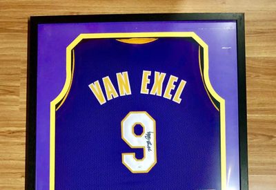 零元拍：全明星球员 外星人范埃克塞尔 签字球衣已做精美裱框 NBA湖人第三方球衣 JSA公司亲笔签名鉴定认证标+证书。 - 零元拍：全明星球员 外星人范埃克塞尔 签字球衣已做精美裱框 NBA湖人第三方球衣 JSA公司亲笔签名鉴定认证标+证书。