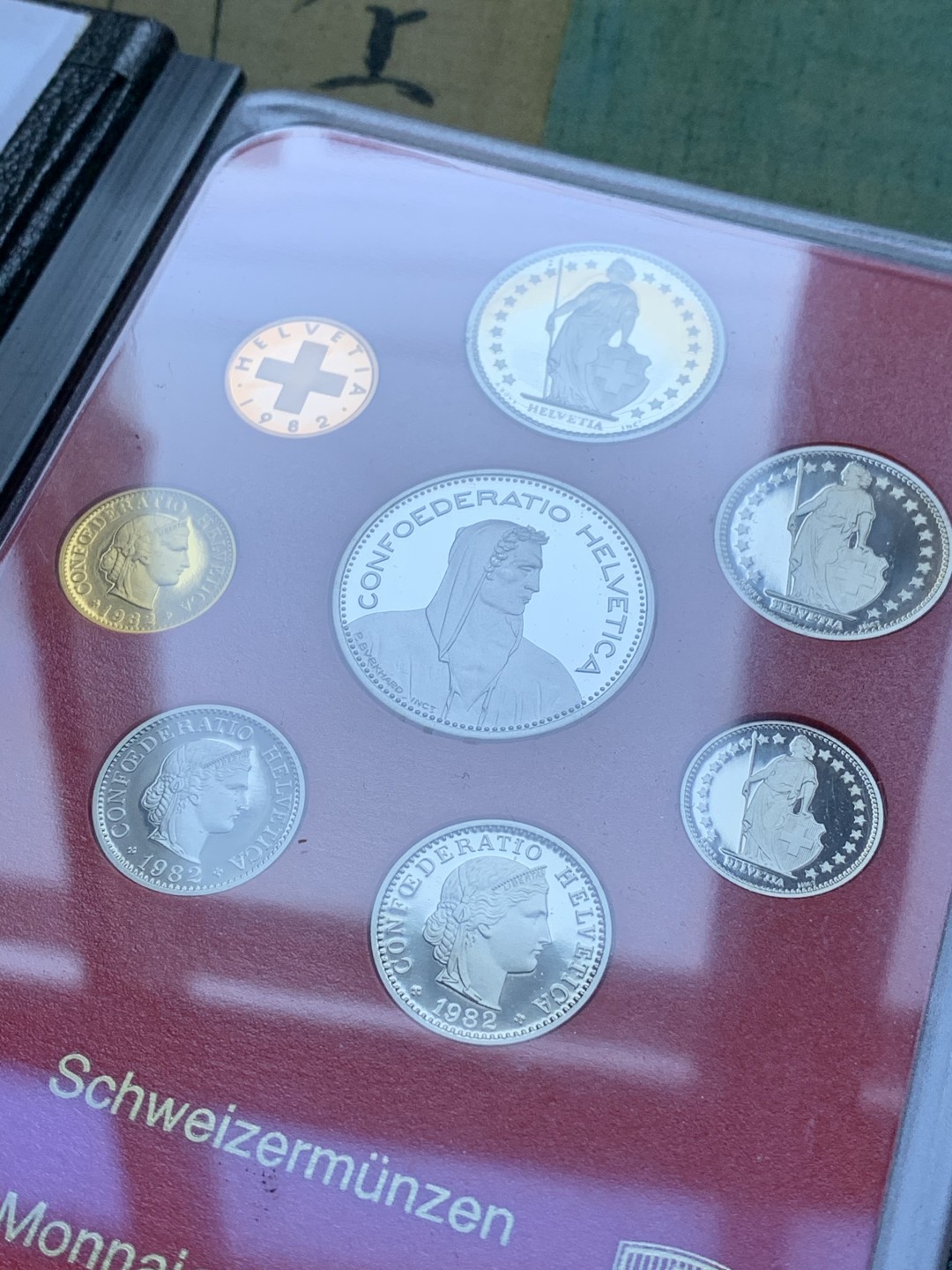 《竞宝斋》第82场-本周日，周一，周四3场拍卖（全场不限金额包邮） 封装 瑞士1982年不同面值8枚套 精制套币  外黑内红 稀少