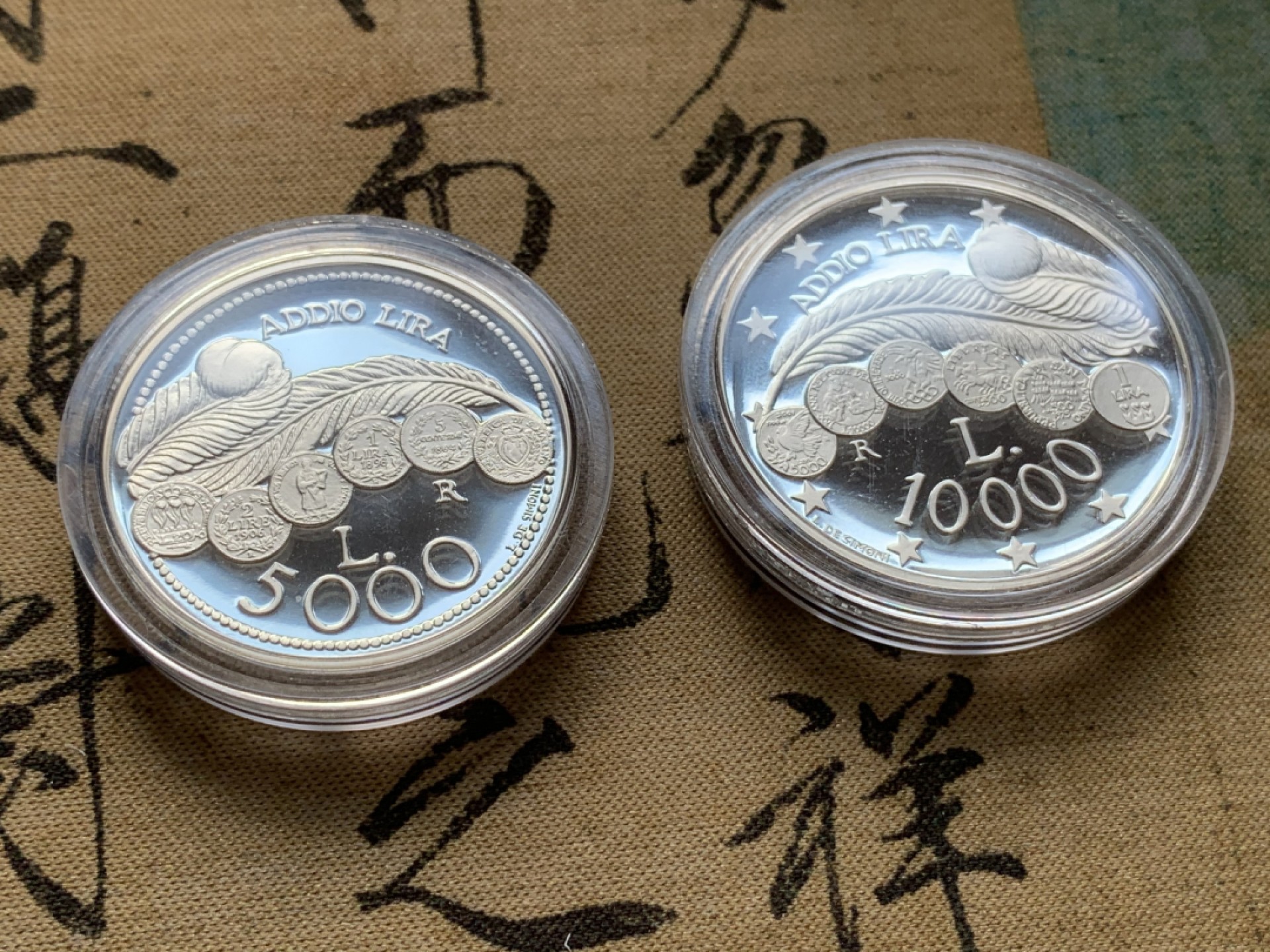《竞宝斋》第82场-本周日，周一，周四3场拍卖（全场不限金额包邮） 原盒证书 圣马力诺2001年 告别里拉货币纪念 5000和10000里拉 精制银币一对