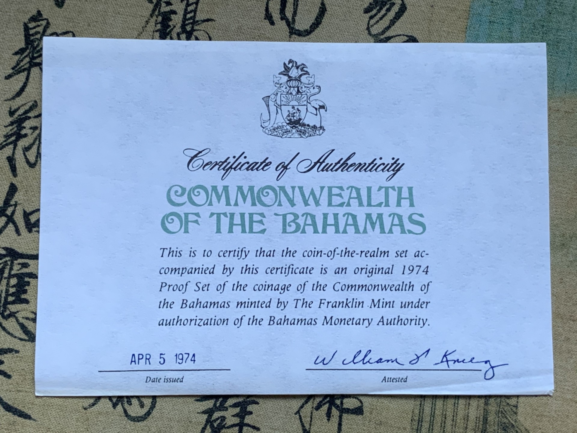 《竞宝斋》第82场-本周日，周一，周四3场拍卖（全场不限金额包邮） 原盒证书巴哈马1974年9枚套精制币 4枚大的是银币 总银子重102克 盒子有点损伤 如图