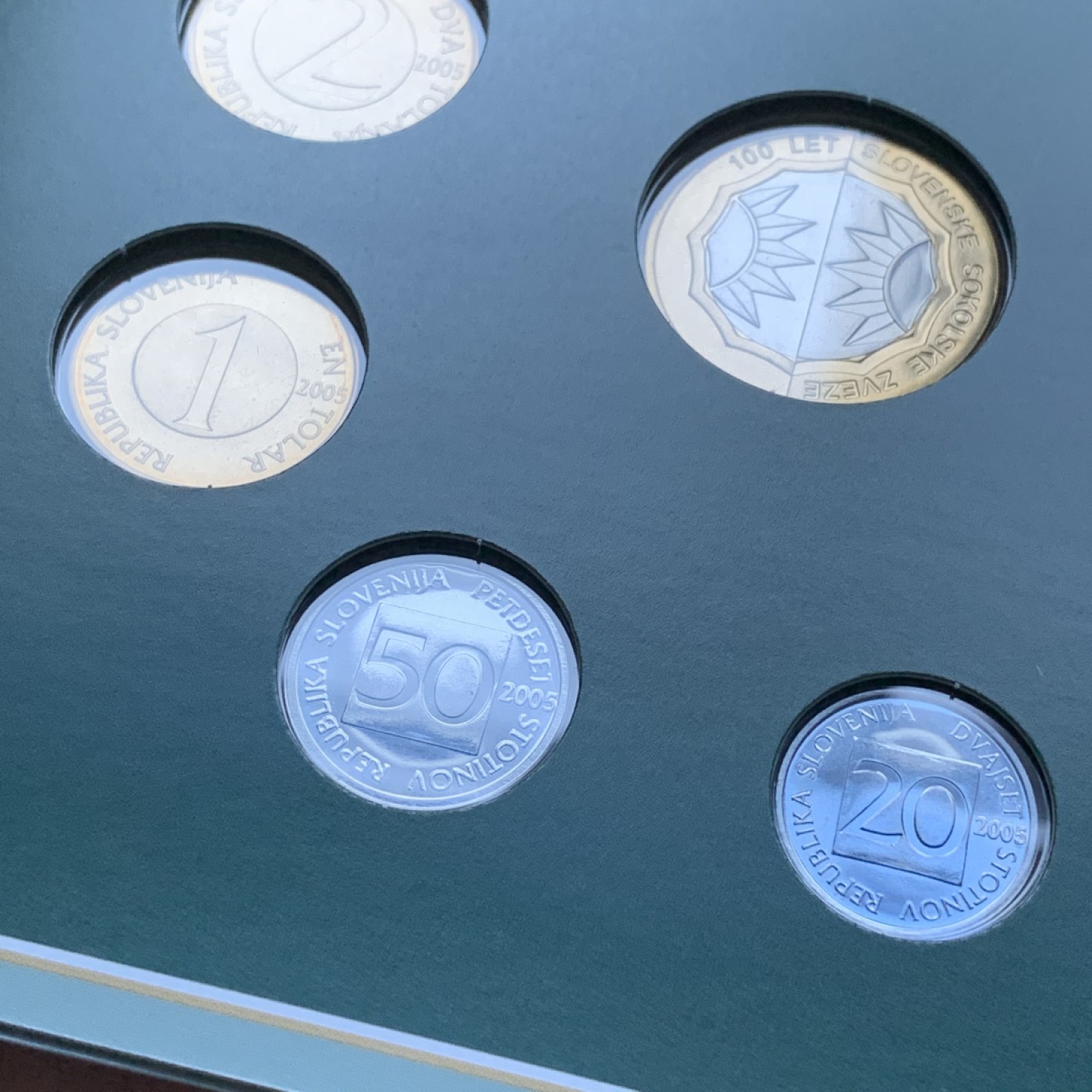 《竞宝斋》第82场-本周日，周一，周四3场拍卖（全场不限金额包邮） 卡装 斯洛文尼亚 2005年 十枚套 封装套币 稀少品种