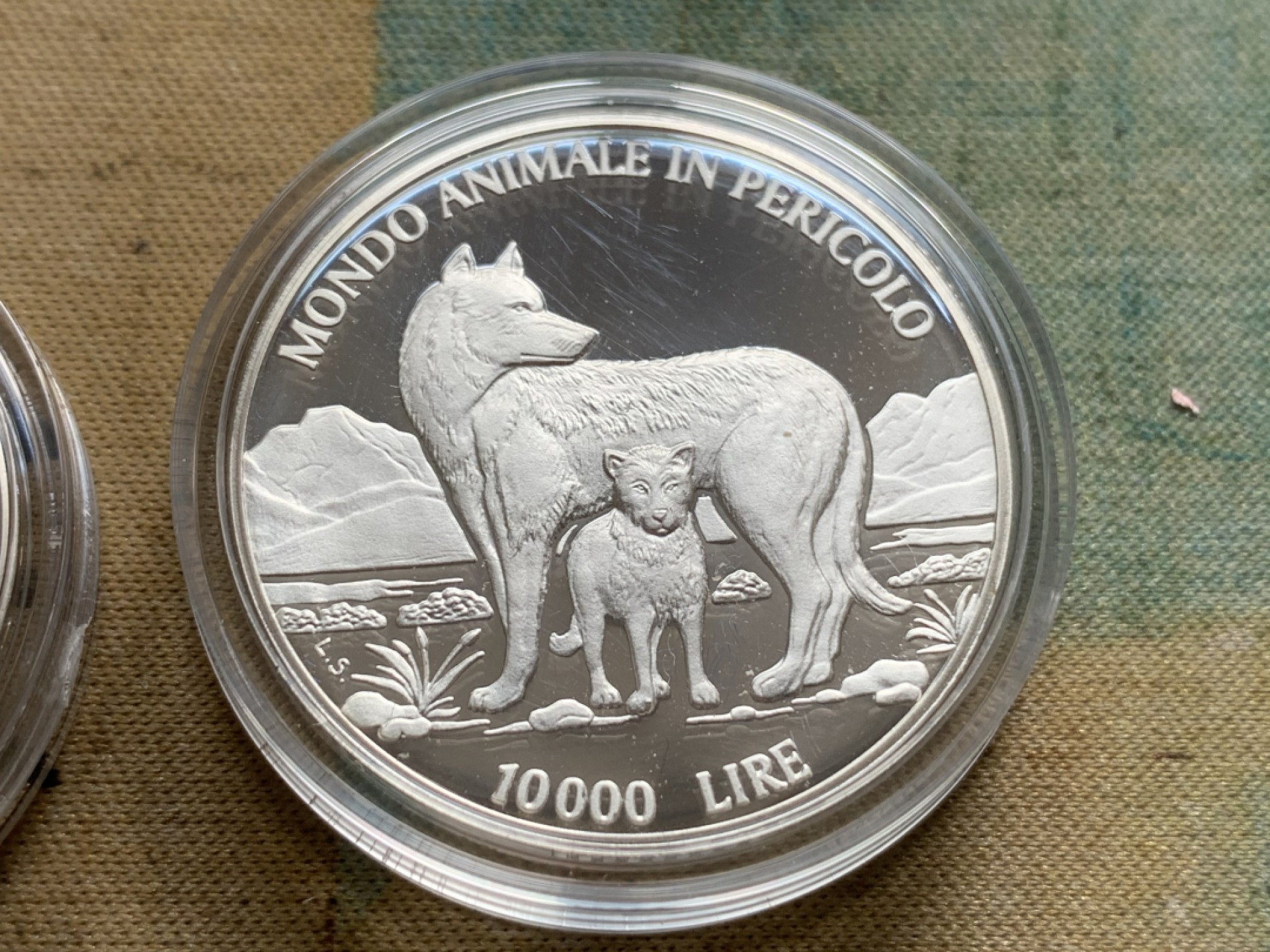 《竞宝斋》第82场-本周日，周一，周四3场拍卖（全场不限金额包邮） 原盒证书 圣马力诺1996年 濒危动物纪念 5000和10000里拉 精制PROOF银币一对 少见品种