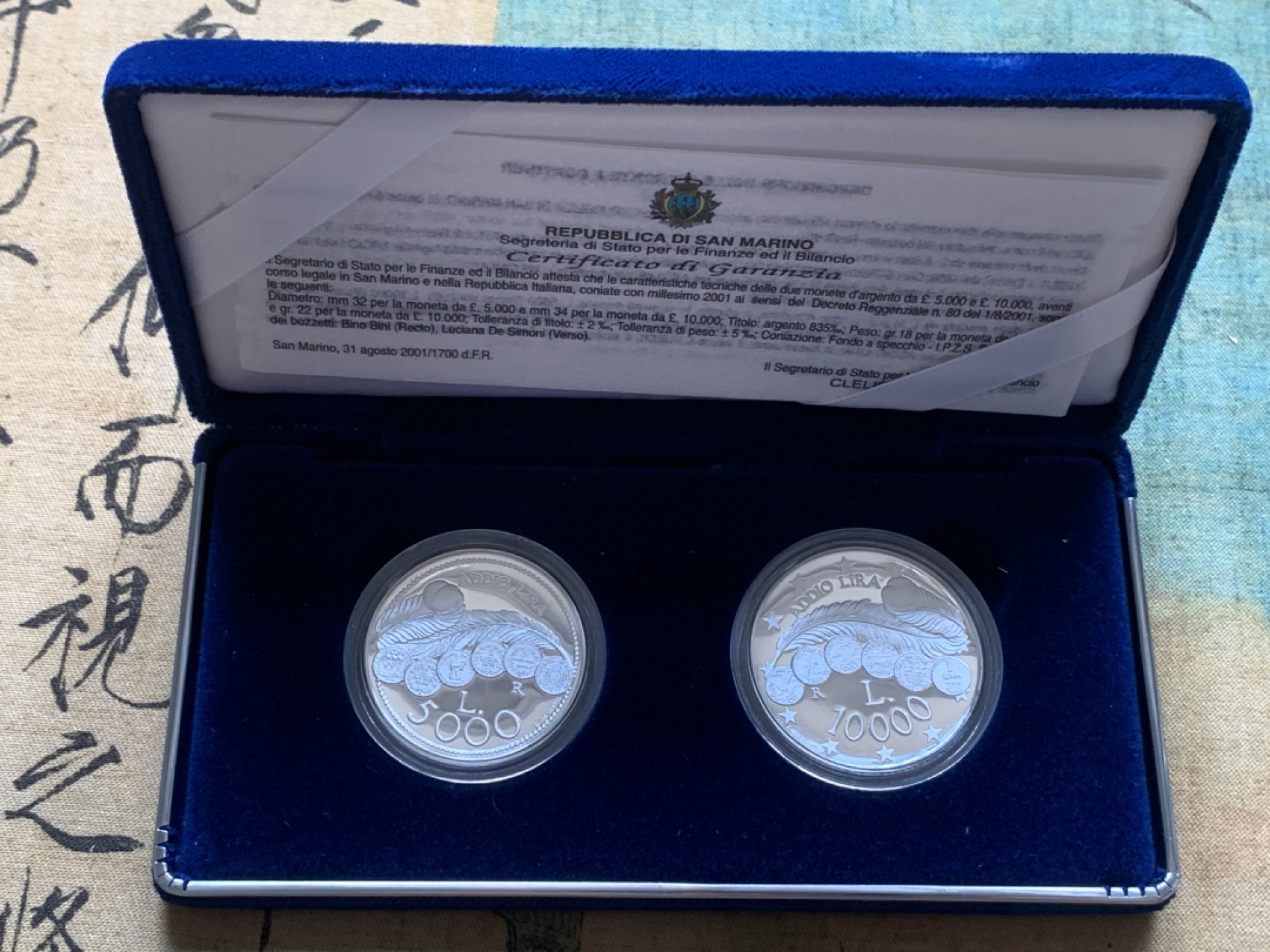 《竞宝斋》第82场-本周日，周一，周四3场拍卖（全场不限金额包邮） 原盒证书 圣马力诺2001年 告别里拉货币纪念 5000和10000里拉 精制银币一对