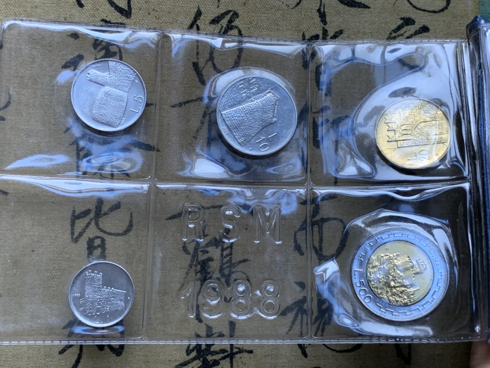 《竞宝斋》第82场-本周日，周一，周四3场拍卖（全场不限金额包邮） 钱包装 圣马力诺1988年 十枚装 城堡 带一枚1000里拉银币