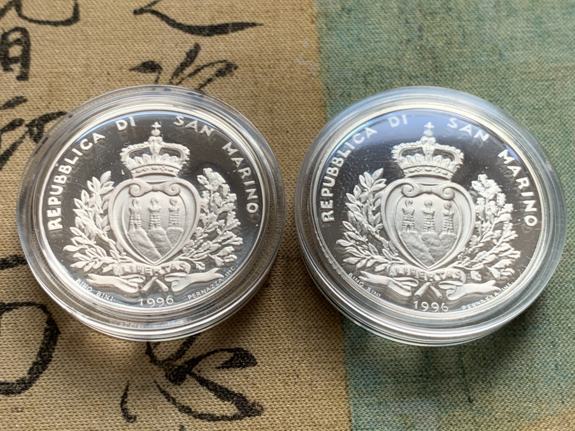 《竞宝斋》第82场-本周日，周一，周四3场拍卖（全场不限金额包邮） 原盒证书 圣马力诺1996年 濒危动物纪念 5000和10000里拉 精制PROOF银币一对 少见品种