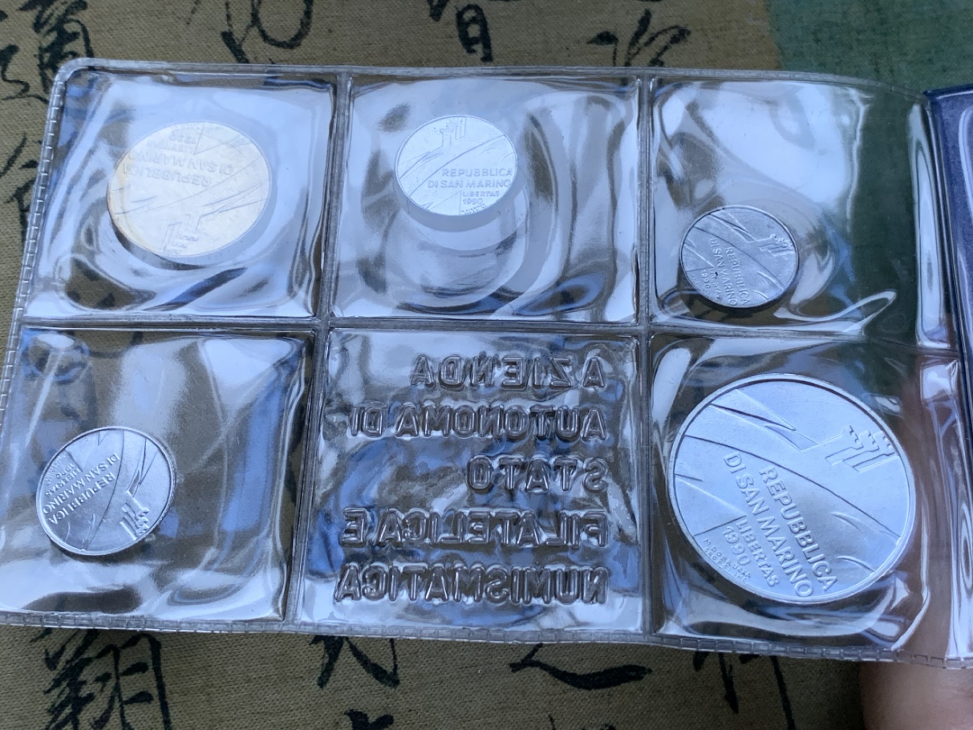 《竞宝斋》第82场-本周日，周一，周四3场拍卖（全场不限金额包邮） 钱包装 圣马力诺1990年 十枚装 过去与未来 带一枚1000里拉银币