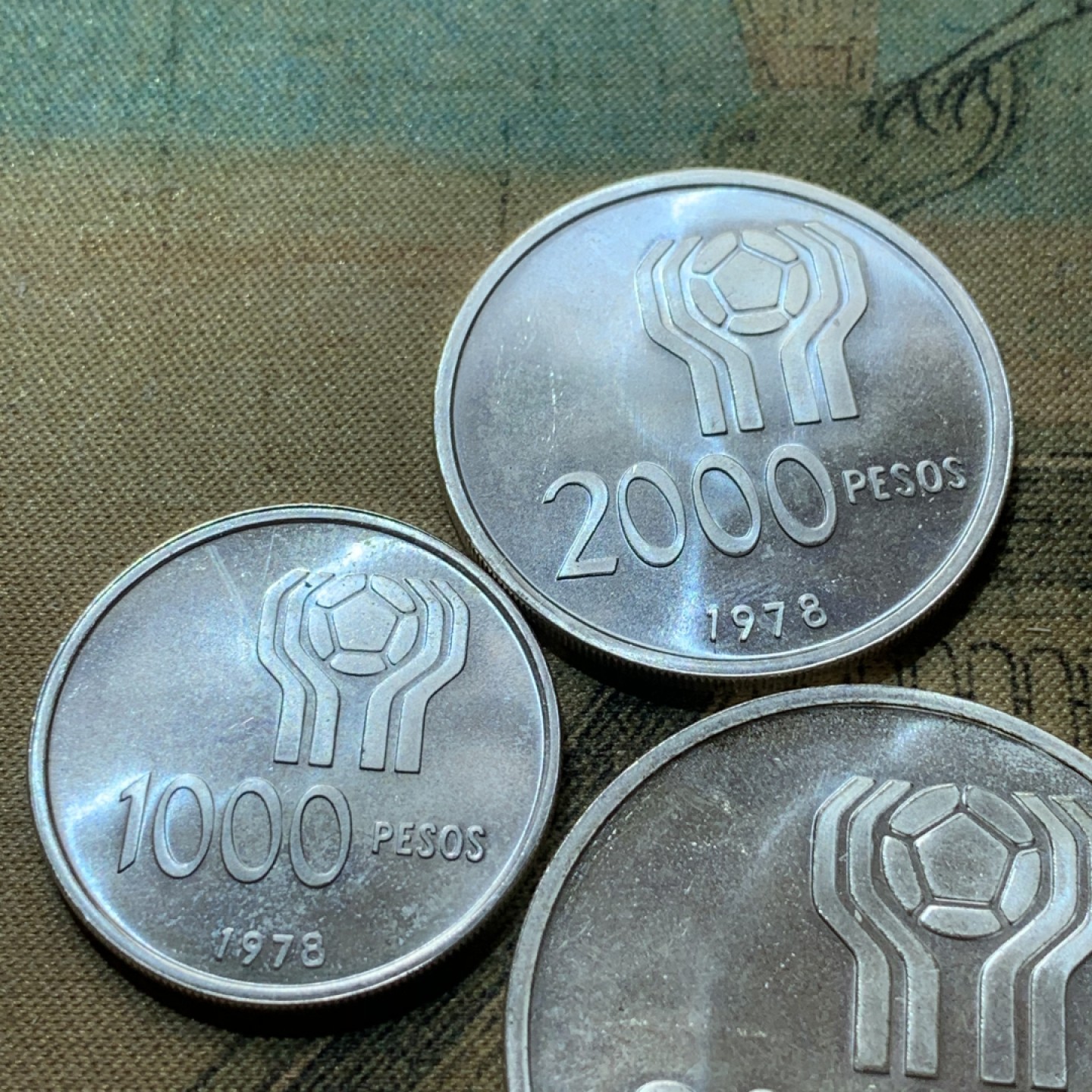 《竞宝斋》第82场-本周日，周一，周四3场拍卖（全场不限金额包邮） 阿根廷 1978年 世界杯纪念 一组三枚套 1000/2000/3000比索 银币 BU状态