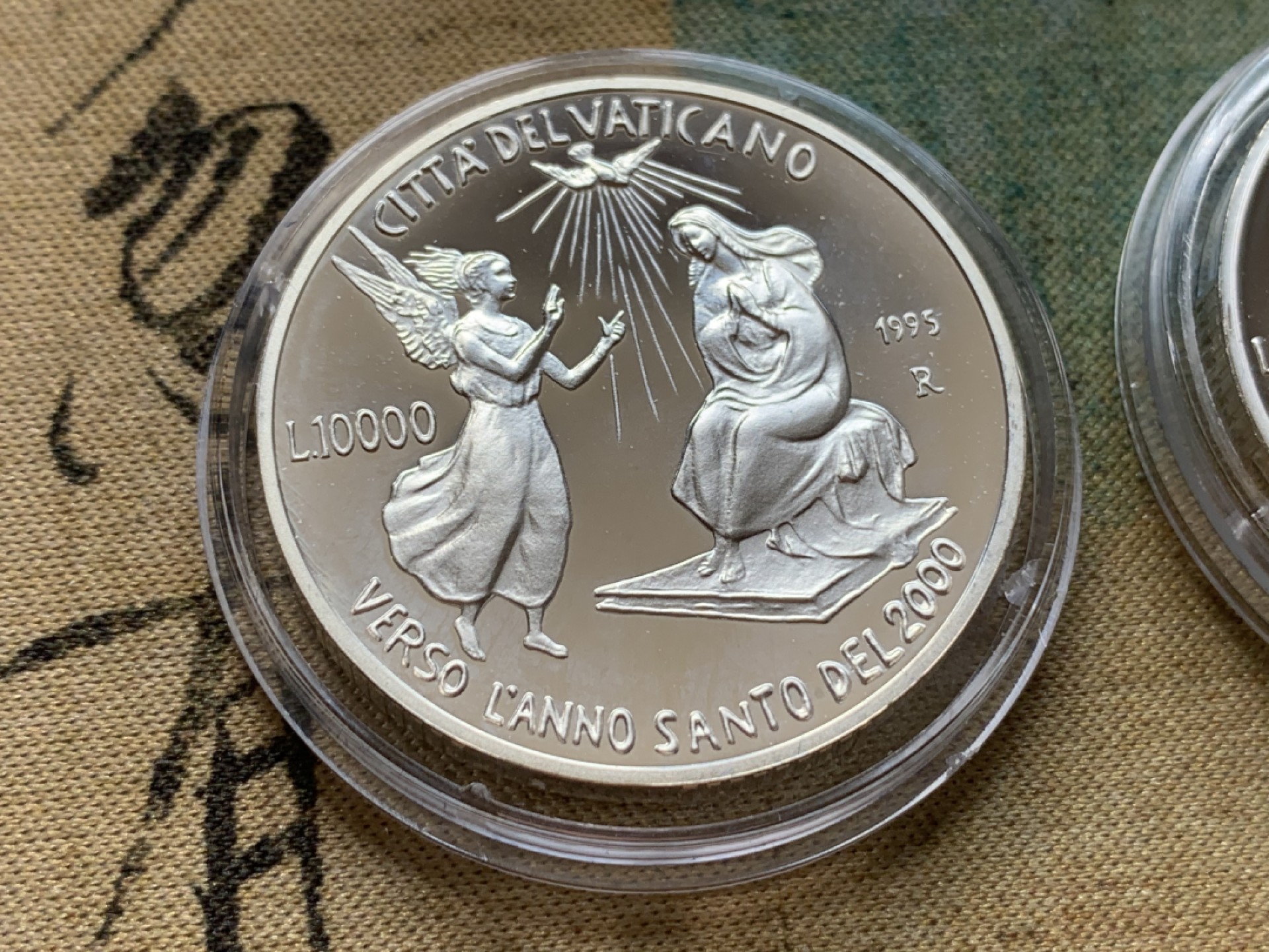 《竞宝斋》第82场-本周日，周一，周四3场拍卖（全场不限金额包邮） 原盒证书 梵蒂冈1995年 迎接千禧年10000里拉一对 精制银币 22克/枚 非常稀少
