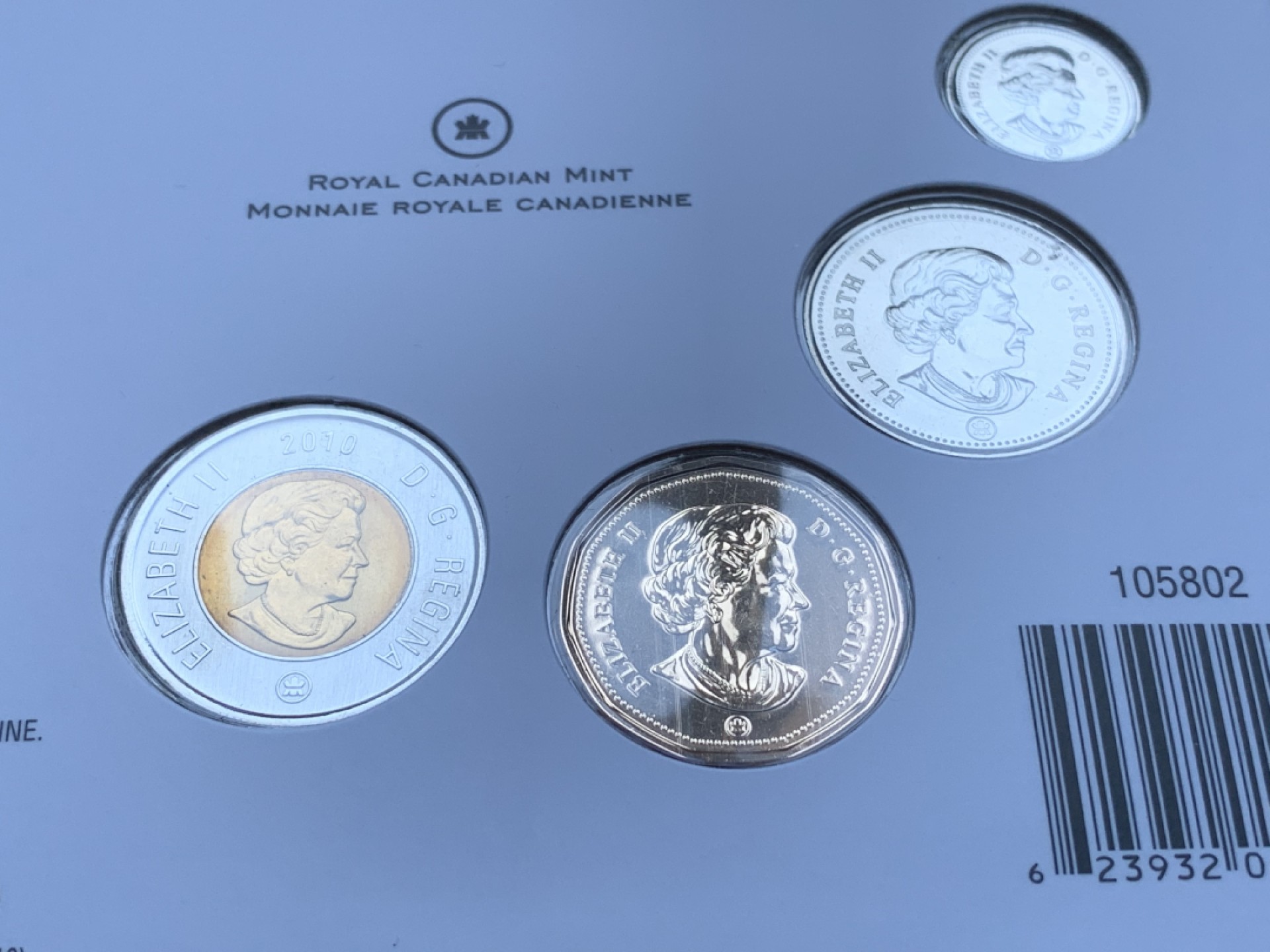 《竞宝斋》第82场-本周日，周一，周四3场拍卖（全场不限金额包邮） 礼品装四套 加拿大2010年七枚装套币 其中一枚彩色枫叶 原装塑料套子 非常精美