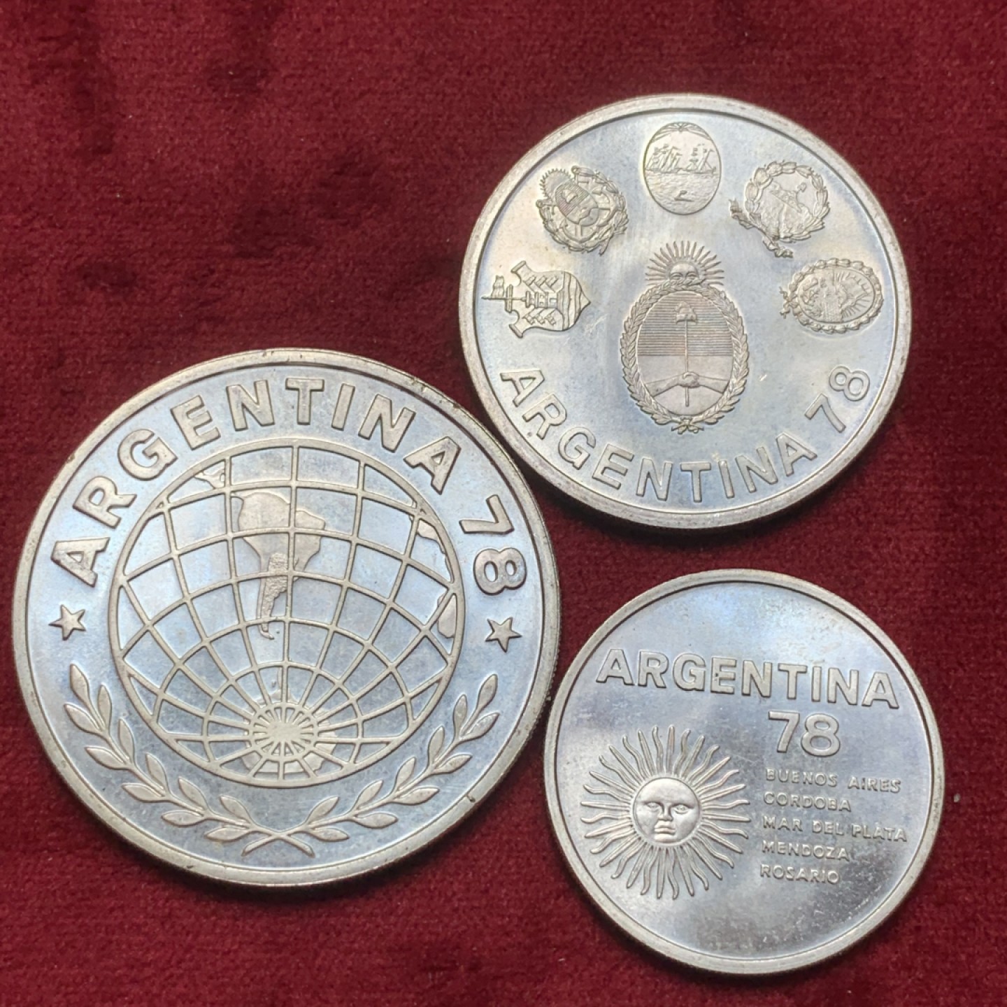 《竞宝斋》第82场-本周日，周一，周四3场拍卖（全场不限金额包邮） 阿根廷1978年世界杯银币1000/2000/3000比索三枚一组 BU品