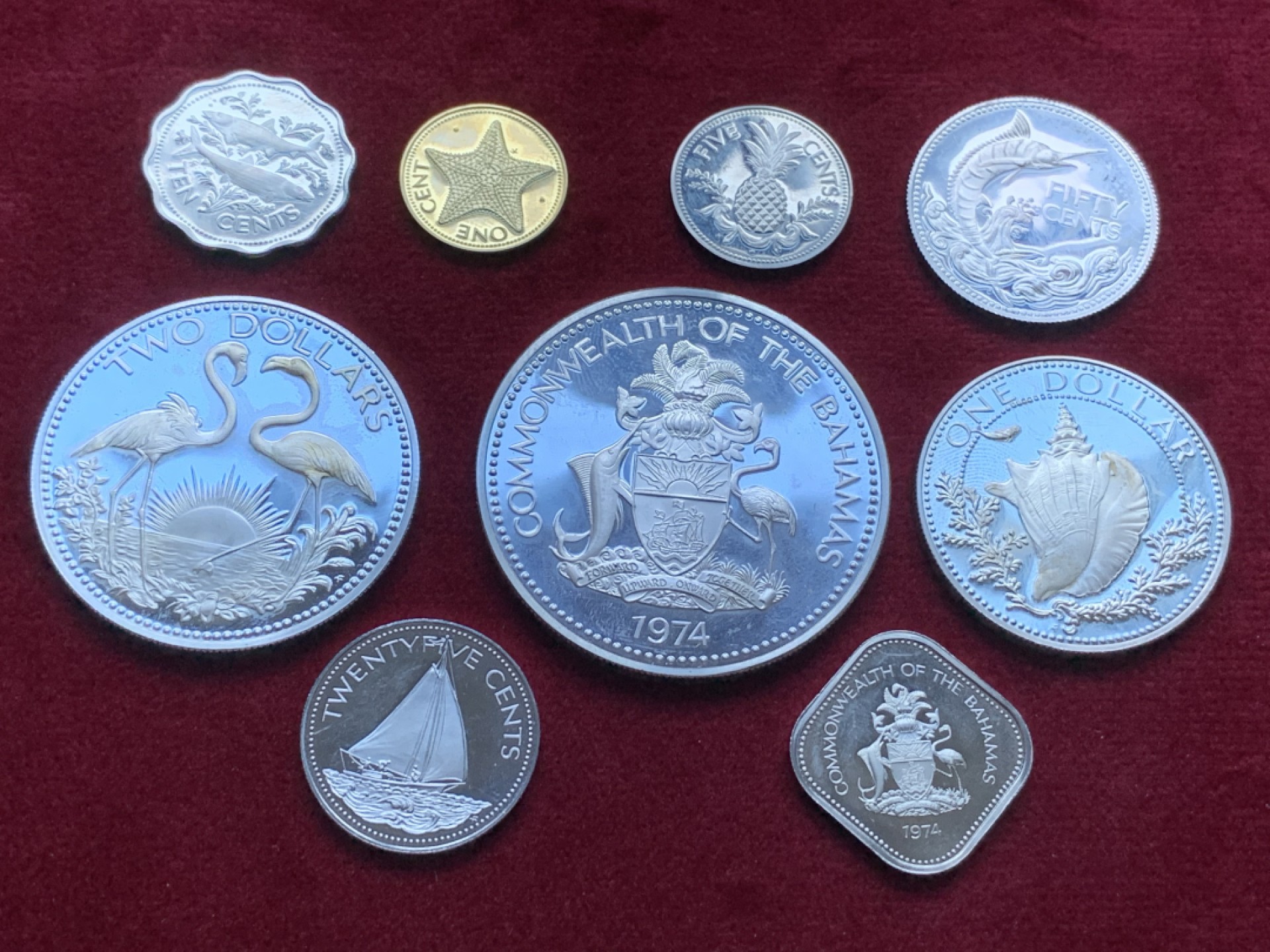 《竞宝斋》第82场-本周日，周一，周四3场拍卖（全场不限金额包邮） 原盒证书巴哈马1974年9枚套精制币 4枚大的是银币 总银子重102克 盒子有点损伤 如图