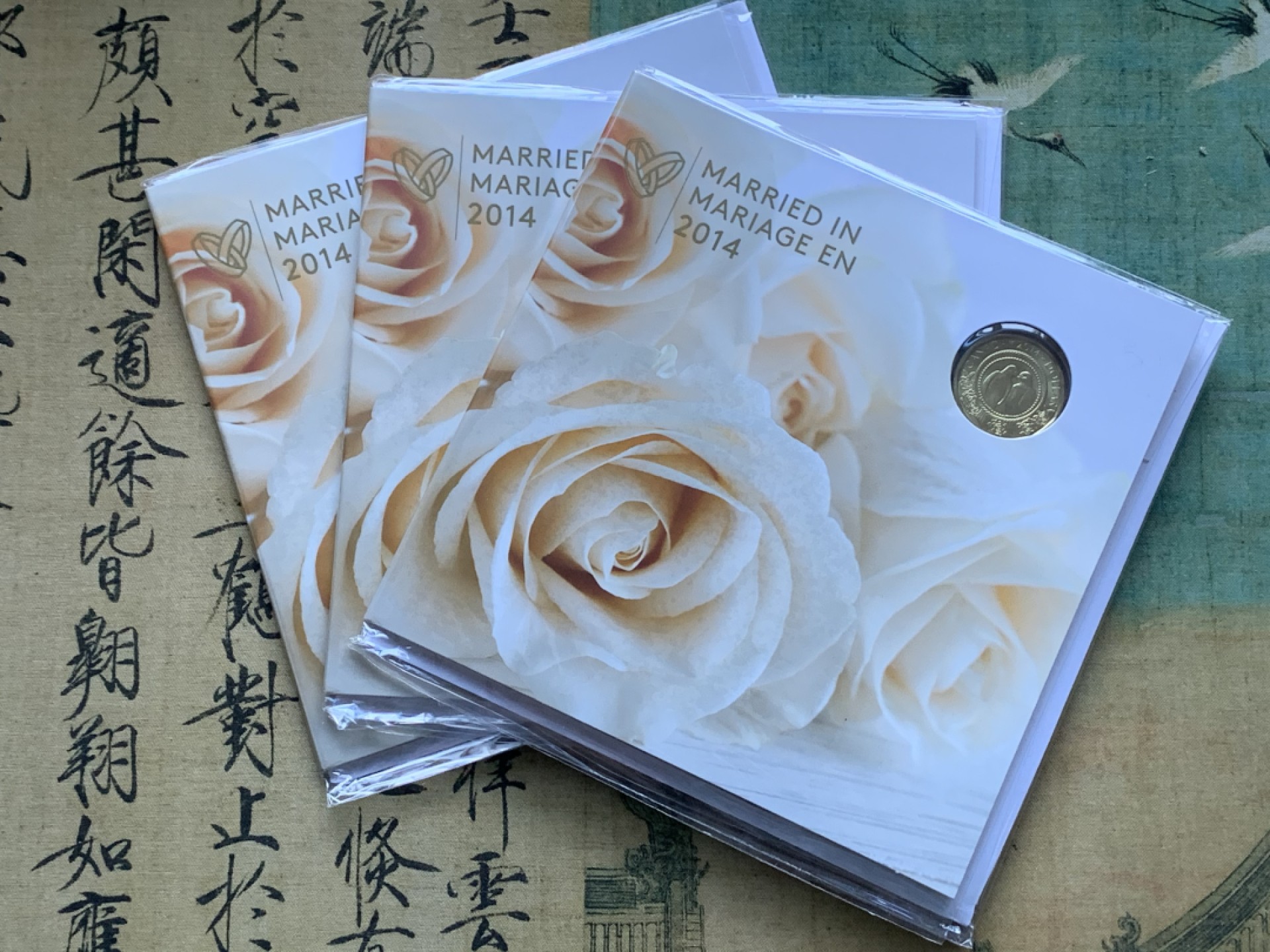 《竞宝斋》第82场-本周日，周一，周四3场拍卖（全场不限金额包邮） 三套精美玫瑰装 加拿大2014年 五枚装结婚套币 最大面值2加元 原装袋子