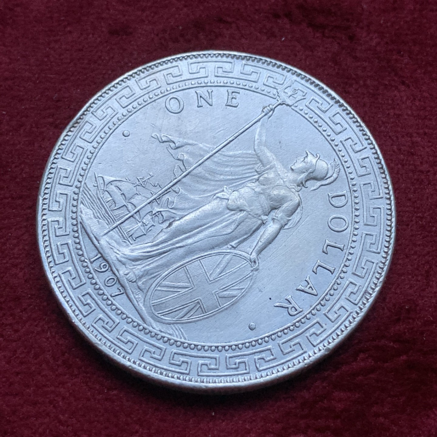 《竞宝斋》第82场-本周日，周一，周四3场拍卖（全场不限金额包邮） 英国贸易银 1907年 站洋 一元 币面有擦洗的细划 整体品相不错