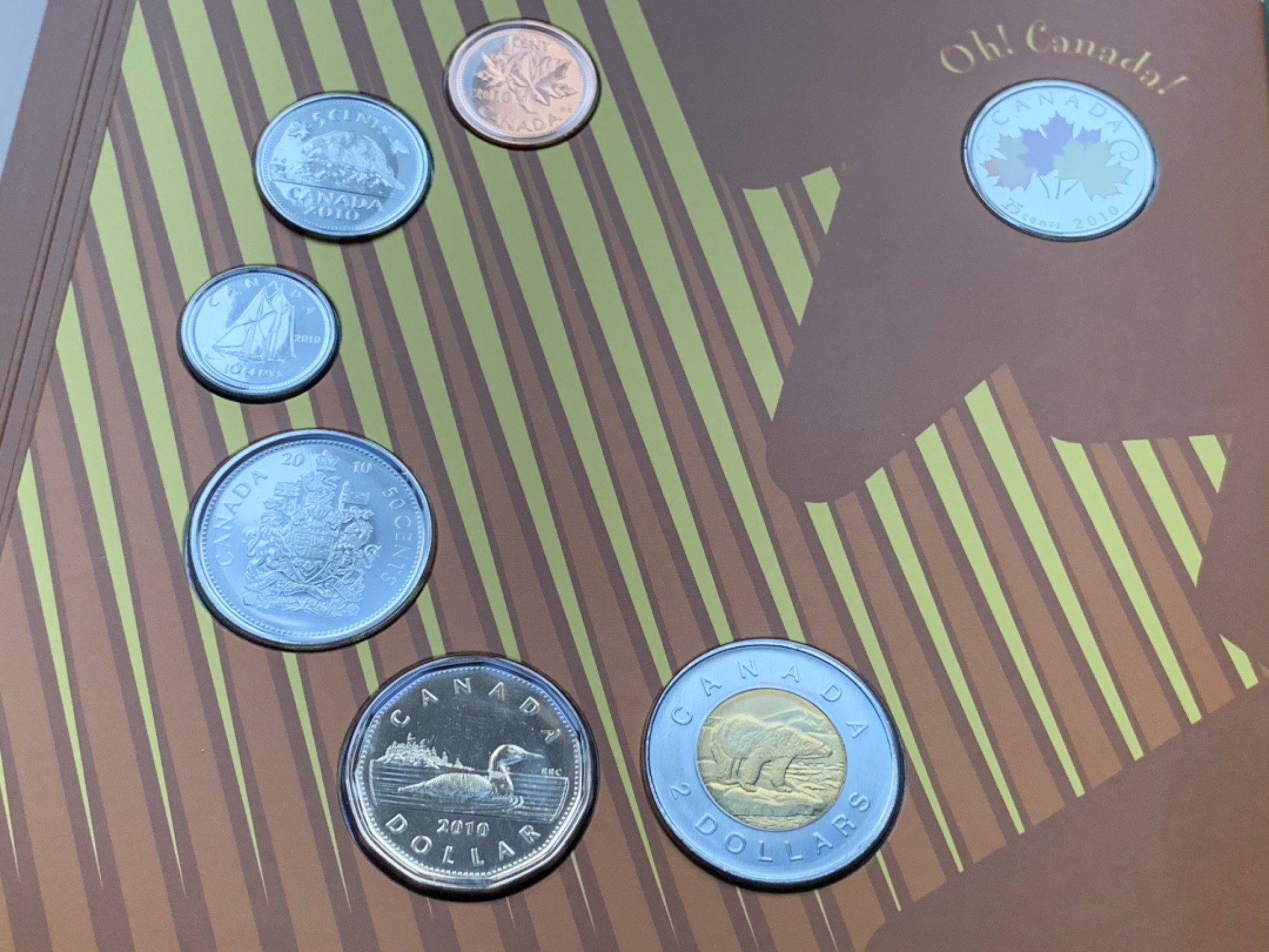 《竞宝斋》第82场-本周日，周一，周四3场拍卖（全场不限金额包邮） 礼品装四套 加拿大2010年七枚装套币 其中一枚彩色枫叶 原装塑料套子 非常精美