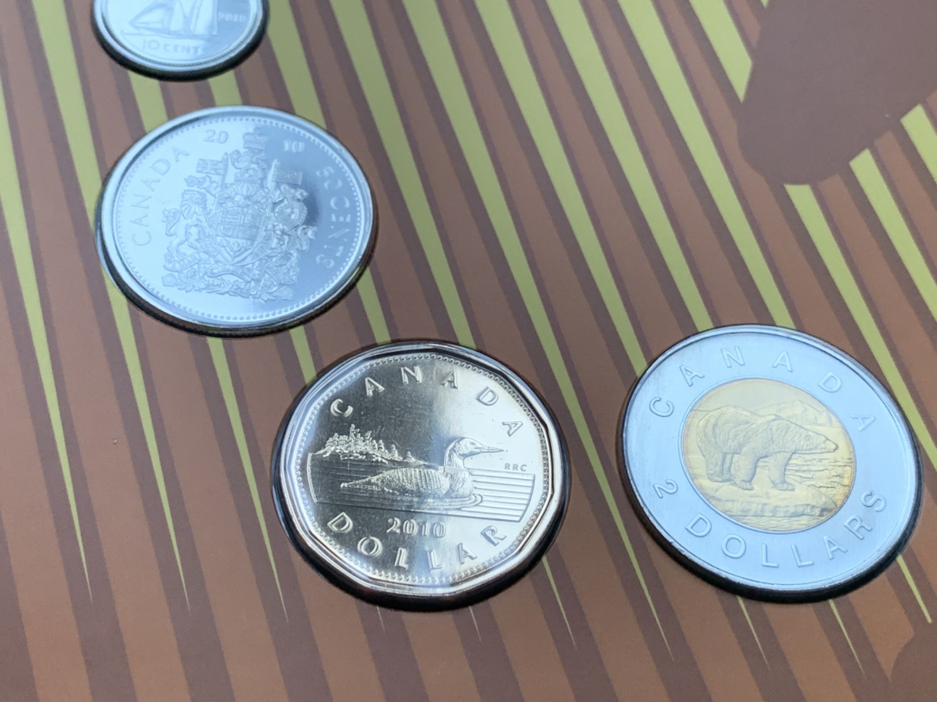 《竞宝斋》第82场-本周日，周一，周四3场拍卖（全场不限金额包邮） 礼品装四套 加拿大2010年七枚装套币 其中一枚彩色枫叶 原装塑料套子 非常精美