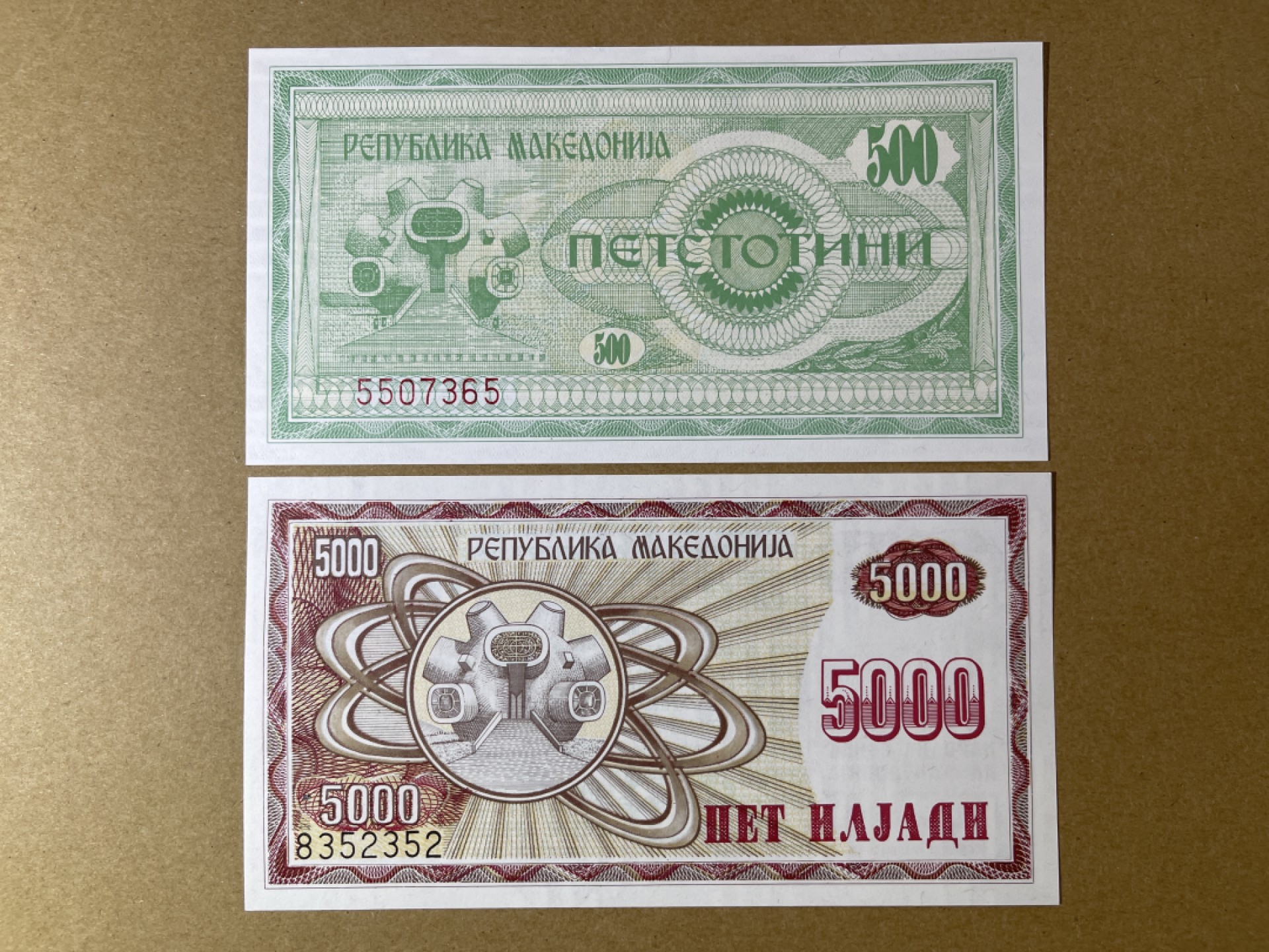 《张总收藏》67期——外币精品 马其顿500、5000第纳尔2张 UNC 1992年版