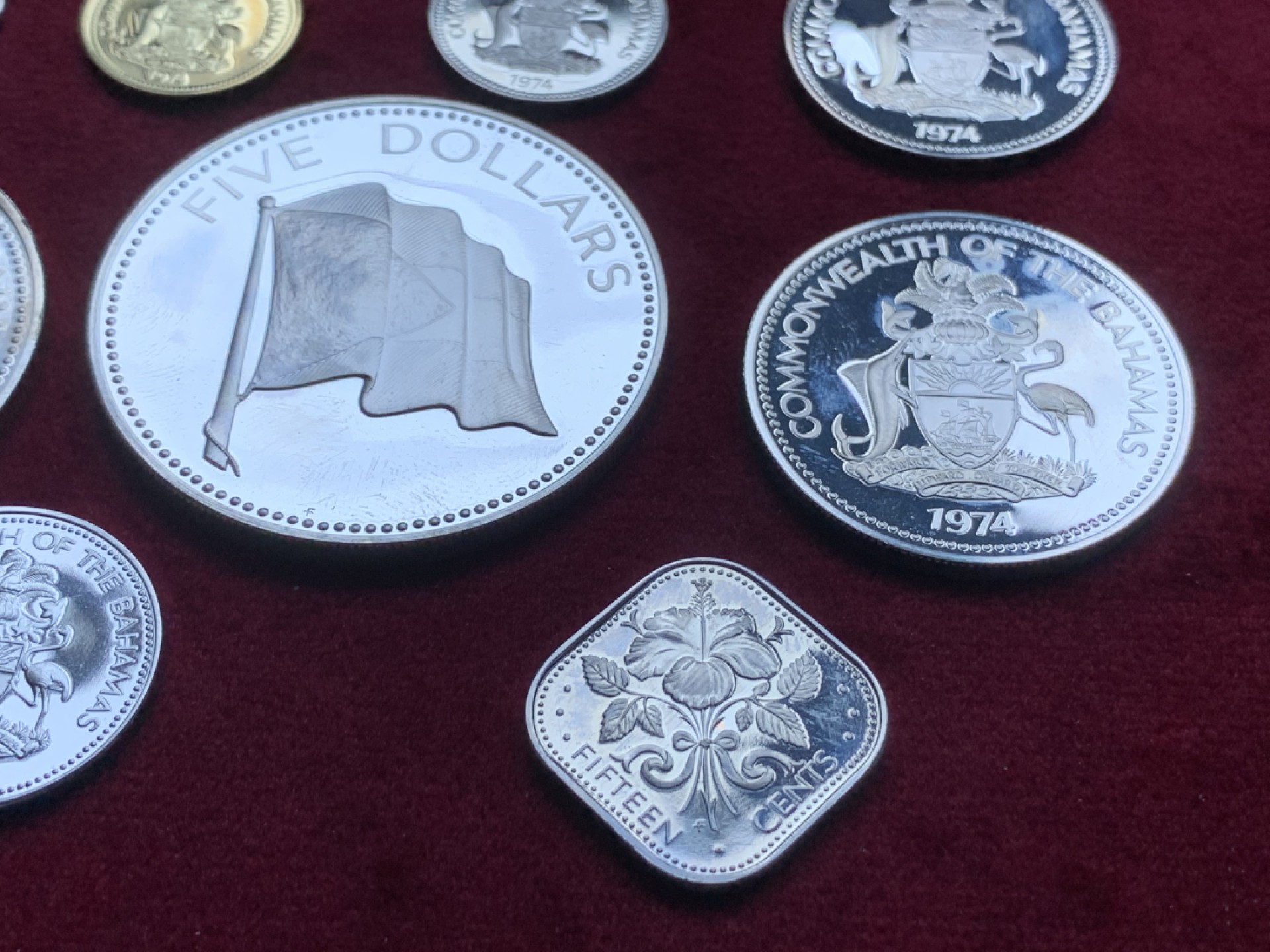 《竞宝斋》第82场-本周日，周一，周四3场拍卖（全场不限金额包邮） 原盒证书巴哈马1974年9枚套精制币 4枚大的是银币 总银子重102克 盒子有点损伤 如图