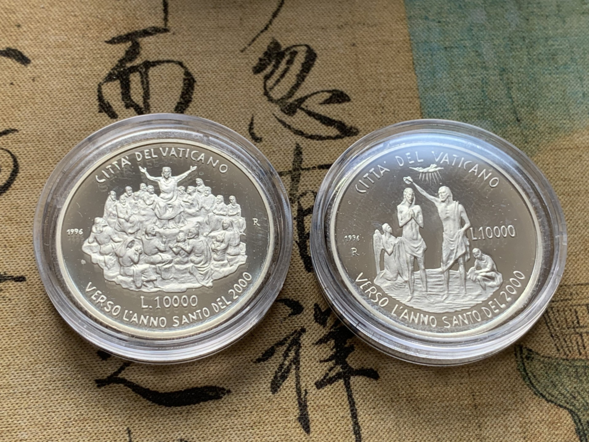《竞宝斋》第82场-本周日，周一，周四3场拍卖（全场不限金额包邮） 原盒证书 梵蒂冈1996年 迎接千禧年10000里拉一对 精制银币 22克/枚 非常稀少