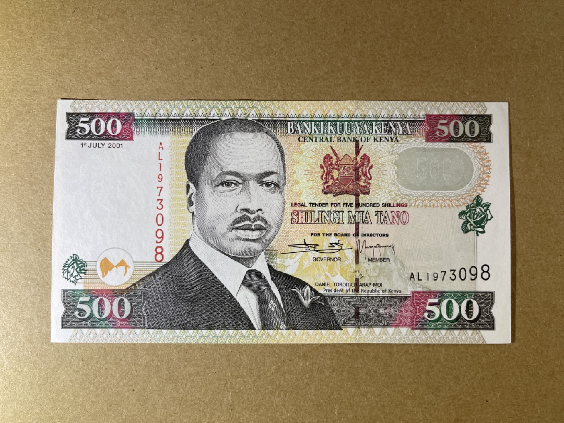 《张总收藏》67期——外币精品 肯尼亚500先令 UNC 2001年版