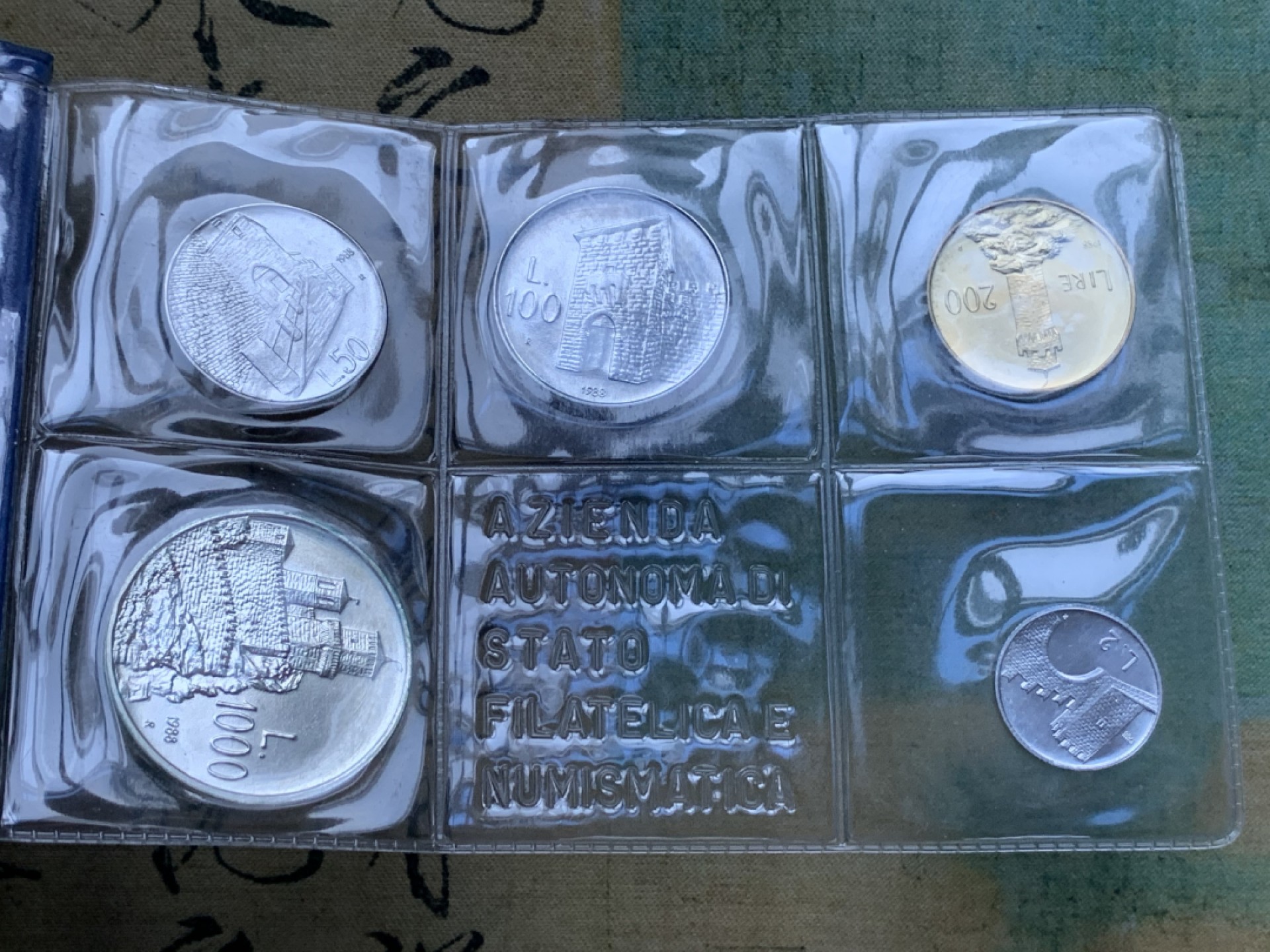 《竞宝斋》第82场-本周日，周一，周四3场拍卖（全场不限金额包邮） 钱包装 圣马力诺1988年 十枚装 城堡 带一枚1000里拉银币