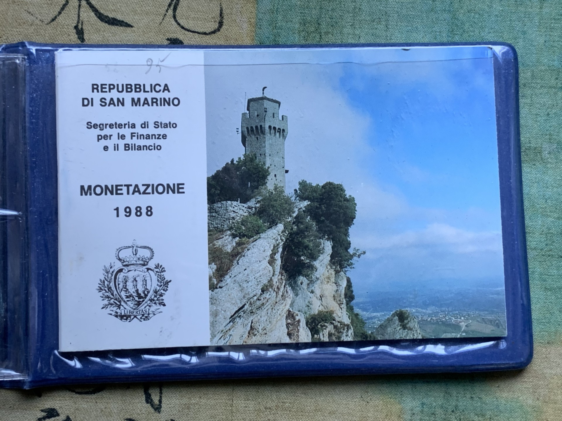 《竞宝斋》第82场-本周日，周一，周四3场拍卖（全场不限金额包邮） 钱包装 圣马力诺1988年 十枚装 城堡 带一枚1000里拉银币