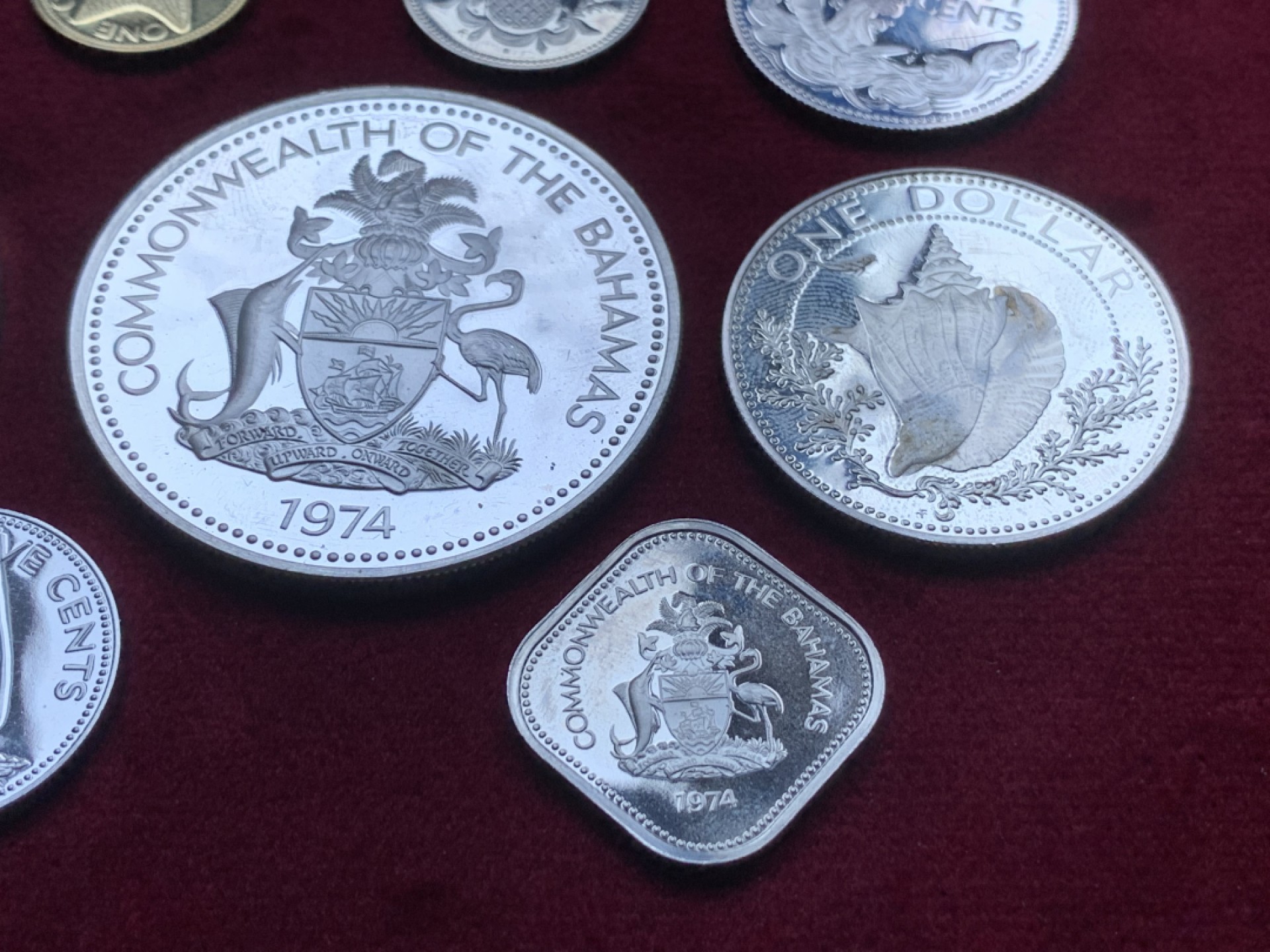 《竞宝斋》第82场-本周日，周一，周四3场拍卖（全场不限金额包邮） 原盒证书巴哈马1974年9枚套精制币 4枚大的是银币 总银子重102克 盒子有点损伤 如图