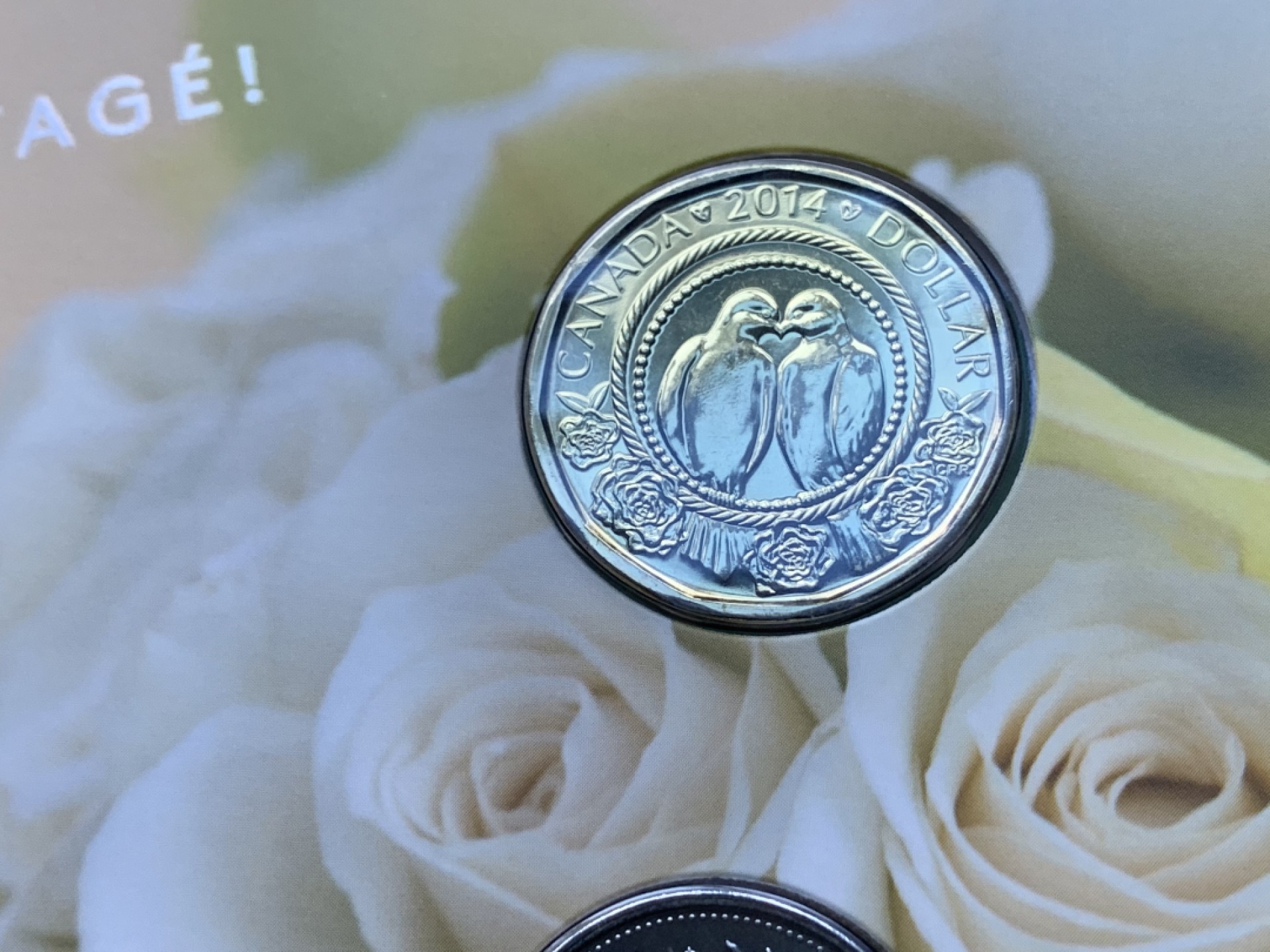 《竞宝斋》第82场-本周日，周一，周四3场拍卖（全场不限金额包邮） 三套精美玫瑰装 加拿大2014年 五枚装结婚套币 最大面值2加元 原装袋子