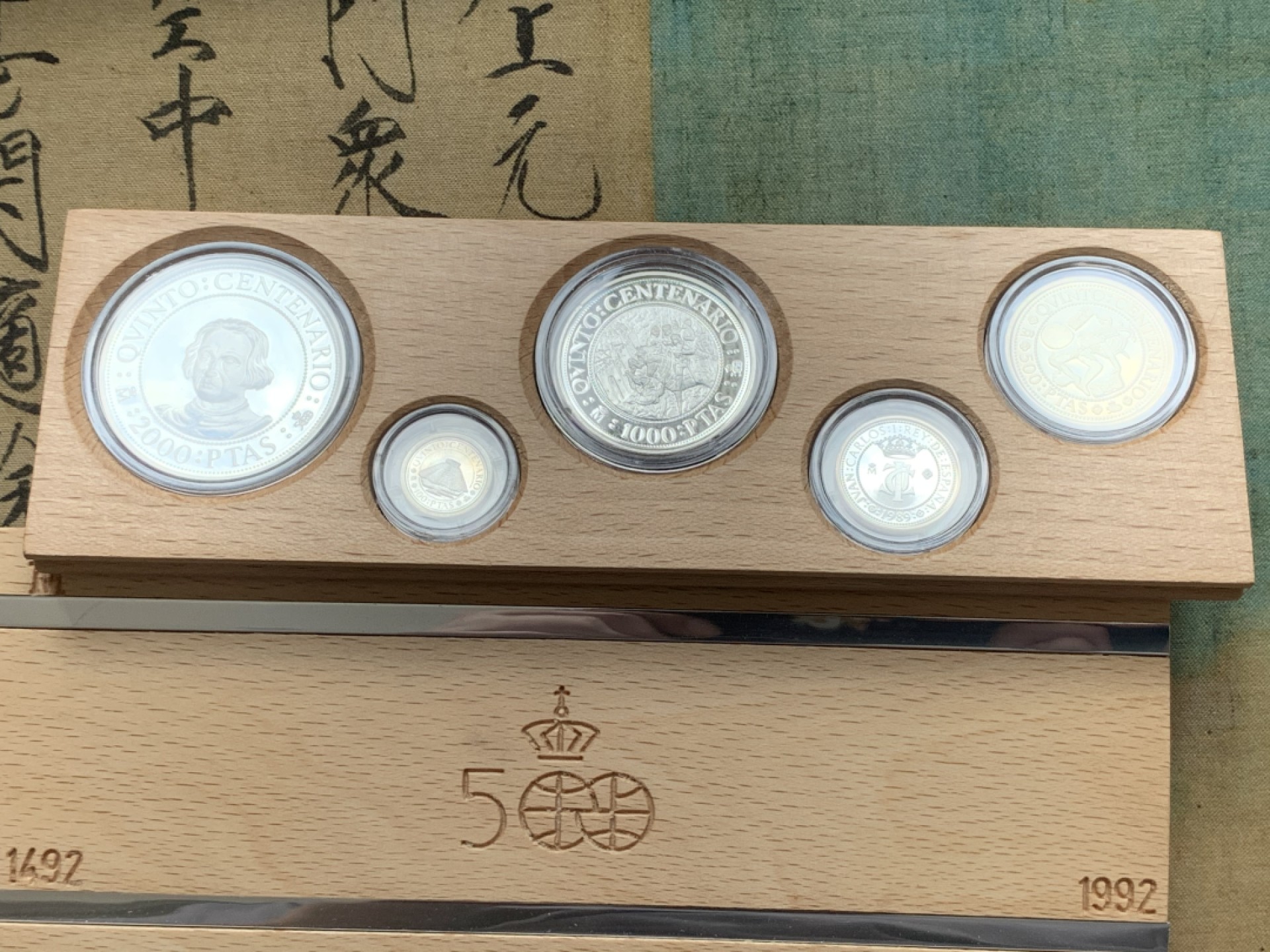 《竞宝斋》第82场-本周日，周一，周四3场拍卖（全场不限金额包邮） 925银 币重49.3克 原盒证书 西班牙1989年 五百周年纪念5枚套 精制银币（木盒上镶银色条的是精制）